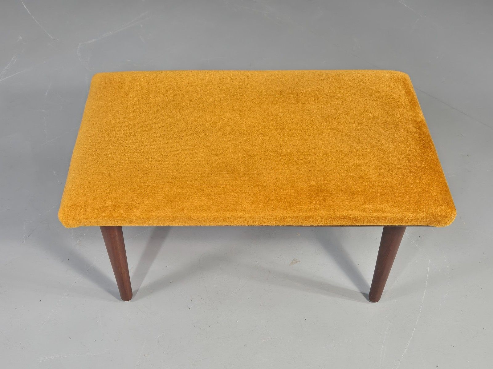 photo vintage Vintage Mid Century Footstool Gold Velour Upholstery Teak Legs 60s Retro Eb11576