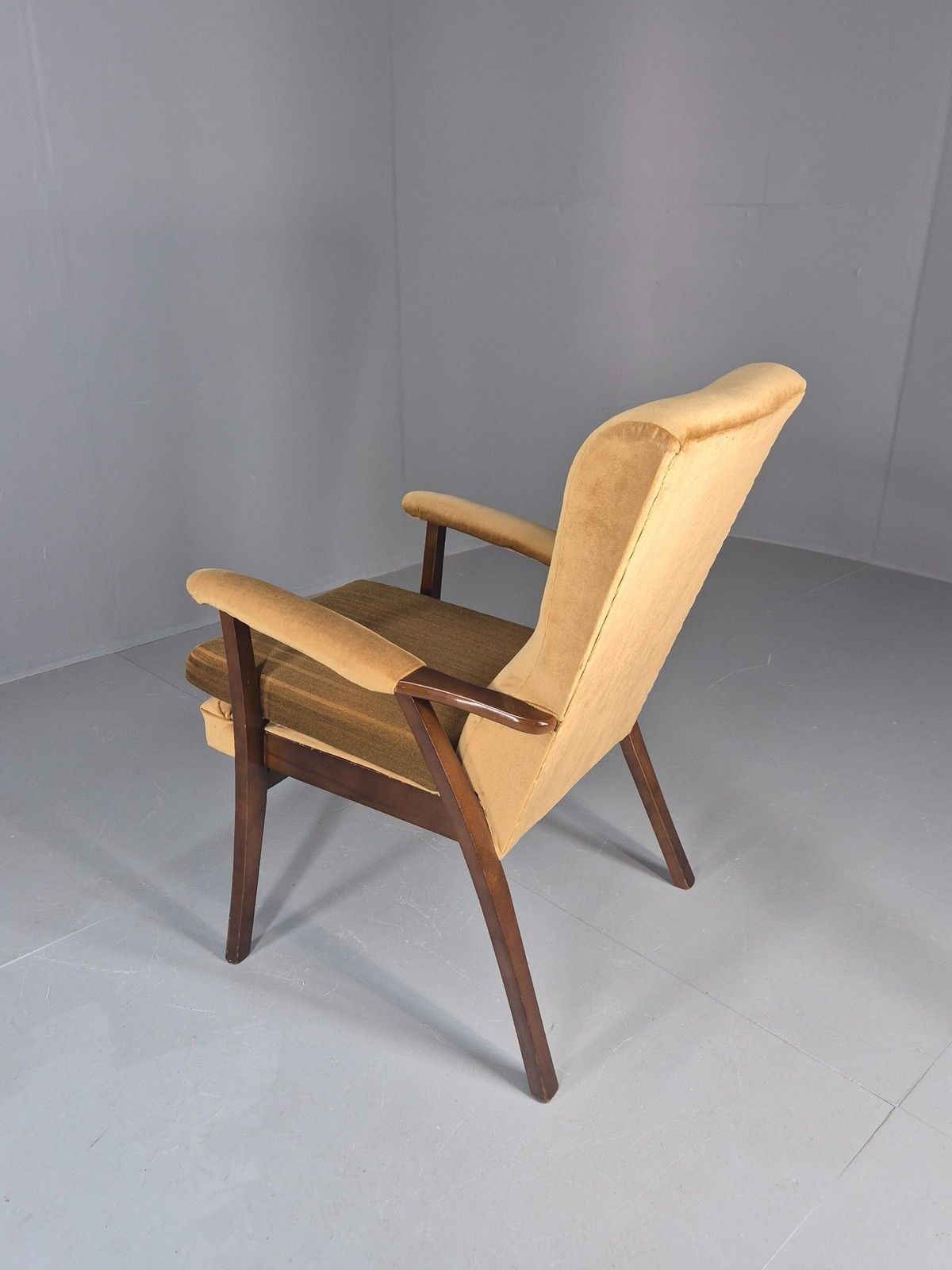 photo vintage Vintage 1960s Lounge Chair Hardwood Frame With High Back Retro Mcm Eb11827