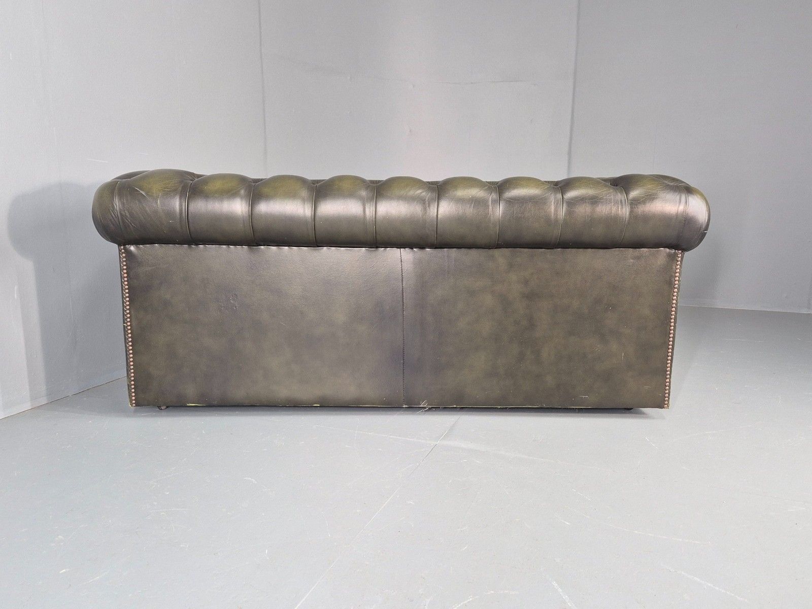 photo vinterior Vintage 2 Seater Sofa Green Chesterfield New Cushions Classic  Eb11937