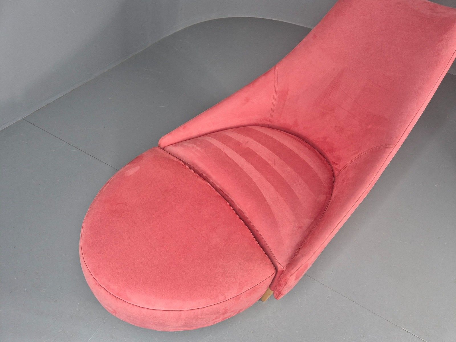 photo vintage Vintage Silencio Chair And Footstool Pink Velvet Design Richard Ferrer  Eb11943