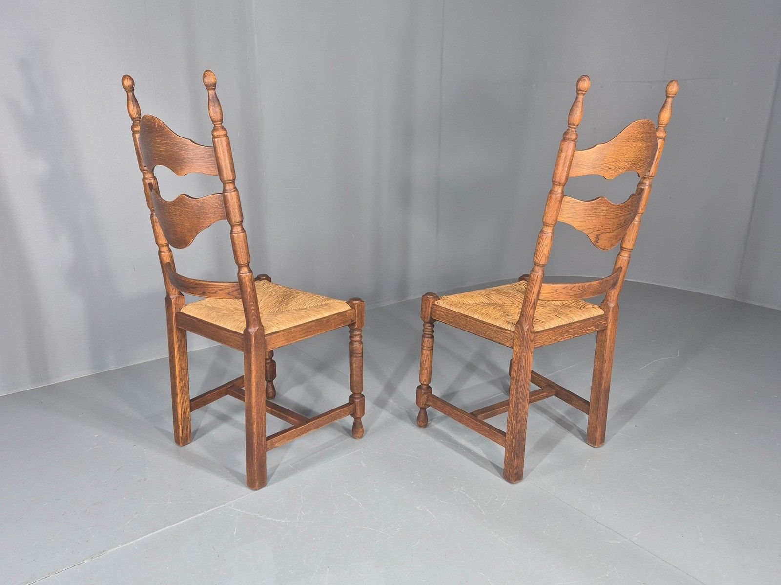 photo vinterior Vintage Spanish Style Country Chairs Rush Seated Oak Frames Eb11951