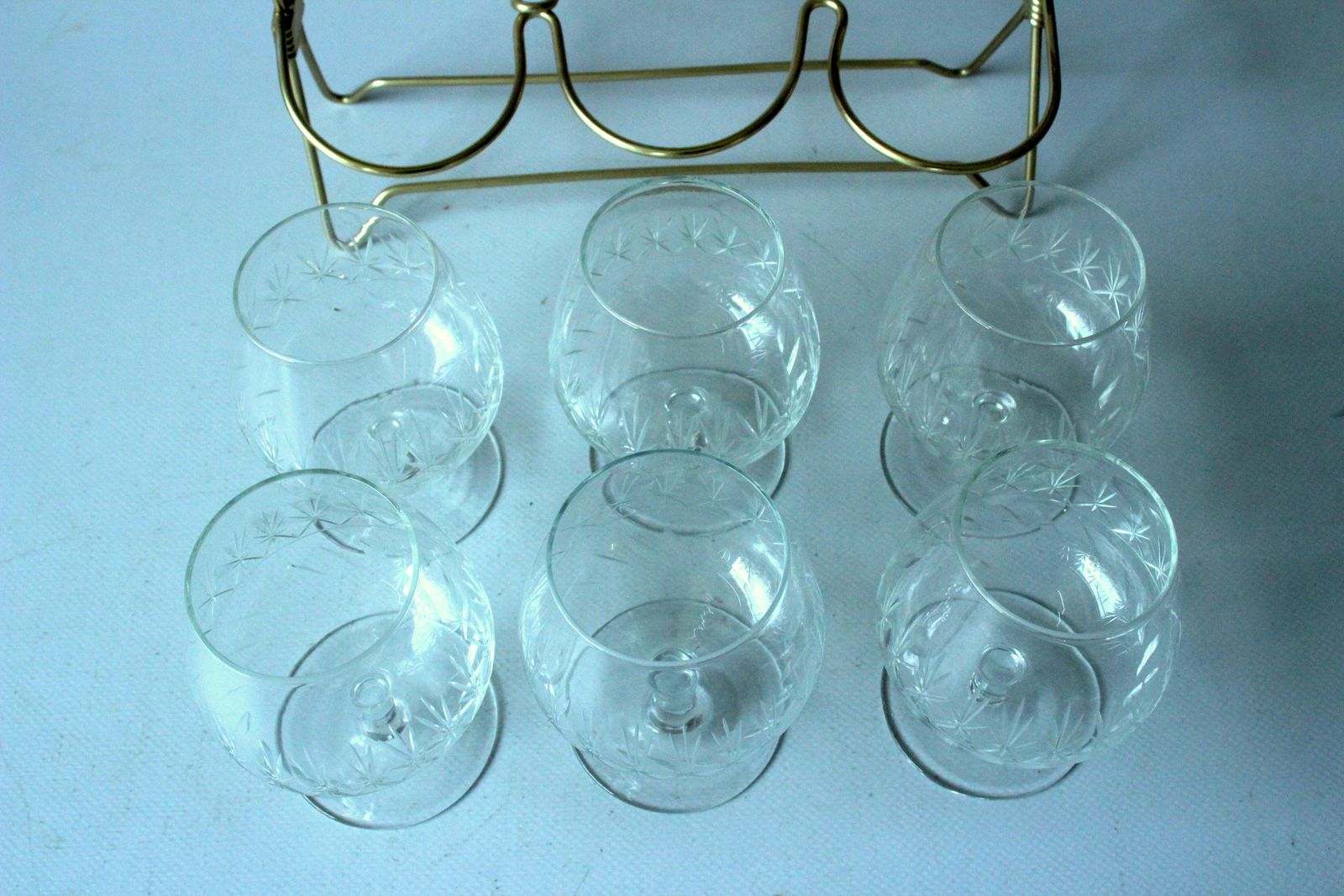 1950s   Rockabilly Old Cut Cognac Glasses In A Brass Stand With Wooden Handle   Set Of 6 Glasses And A Stand   Vintage photo vinterior