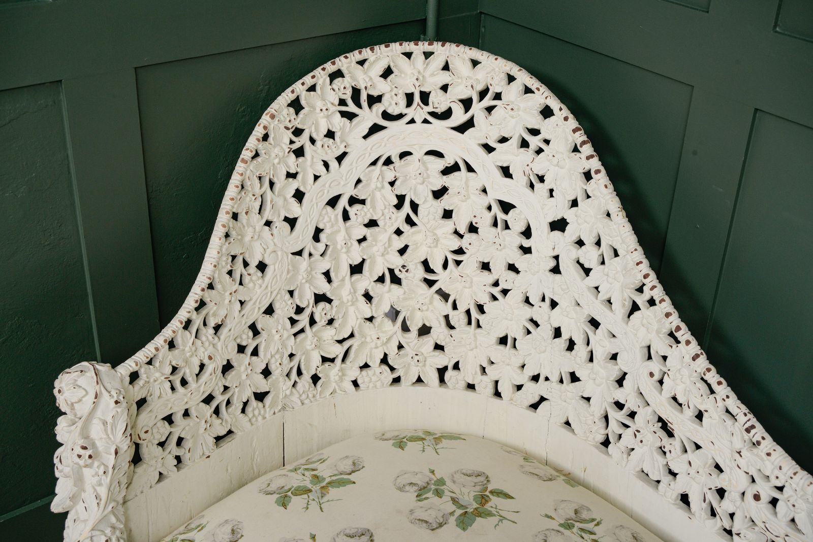 photo furniture Victorian Carved Wood Chaise Longue Daybed   Anglo Indian   White