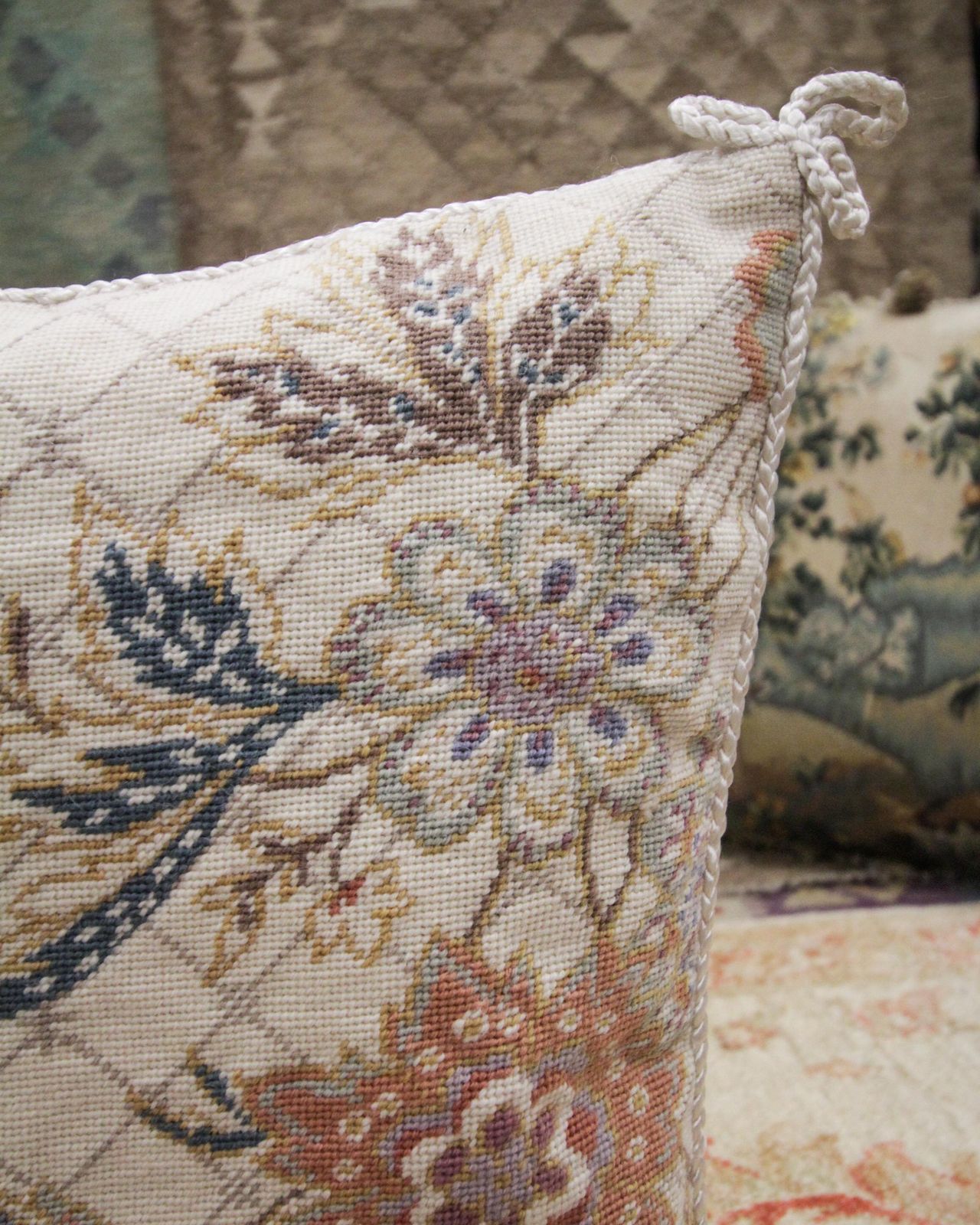 Kussenhoes met bloemmotief, handgeknoopt, needlepoint photo Textiel
