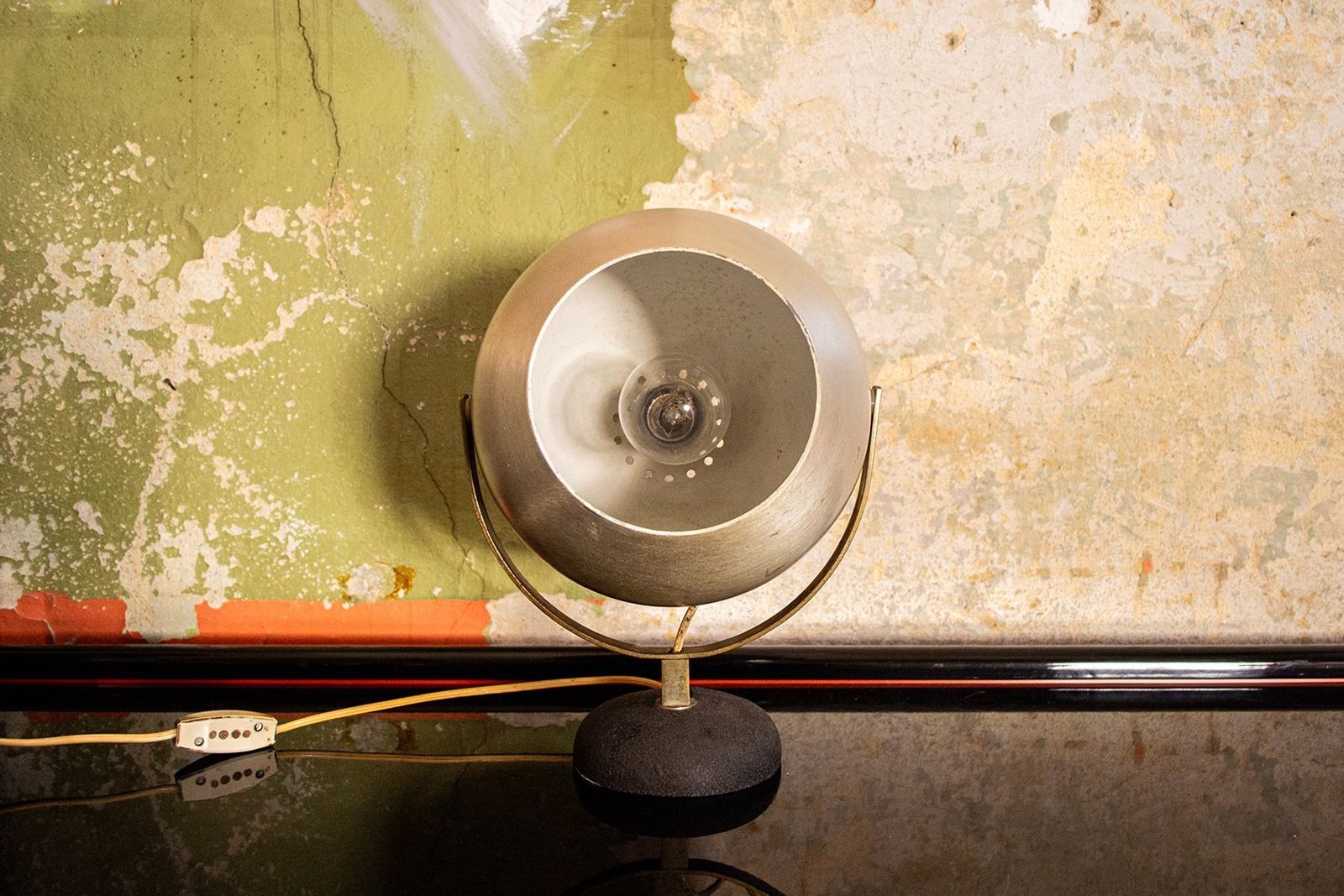 Italiaanse tafellamp uit de jaren 1960 – aluminium en gietijzer photo Verlichting
