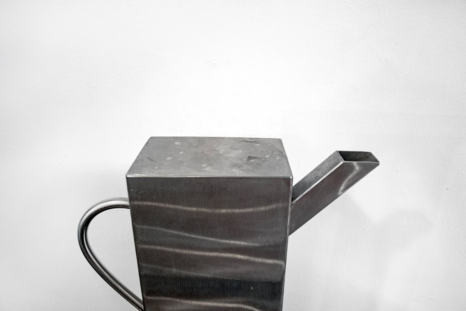 Metalen vaas van Aldo Rossi, Italië, jaren 1980 photo Woonaccessoires
