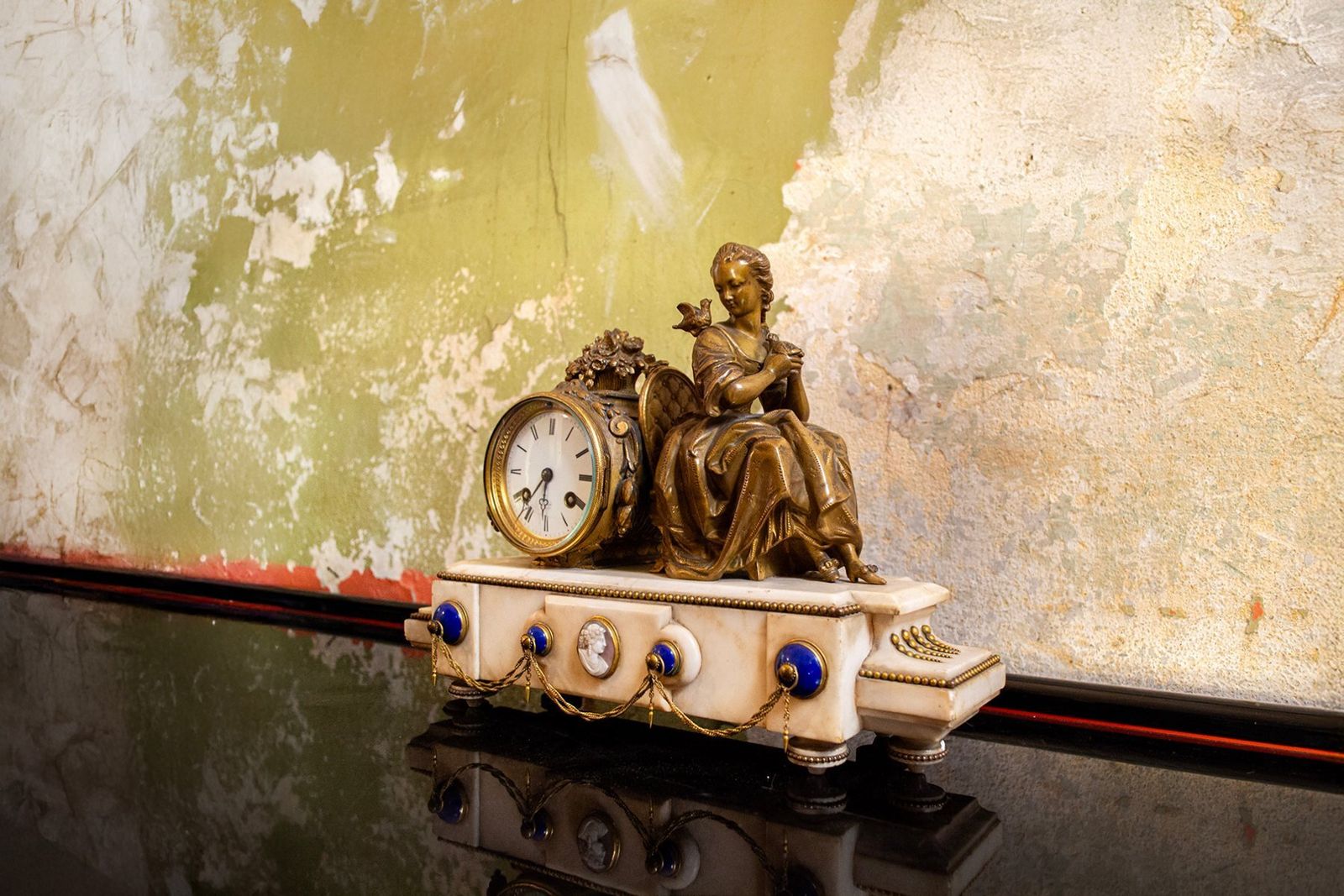Schoorsteenklok met marmer en bronzen cameo van T&Q Brevetes S.G.D.Q., Frankrijk, eind 19e eeuw photo furniture