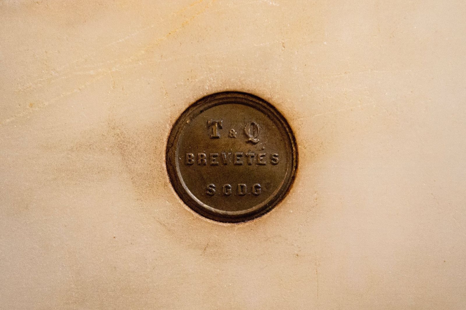 Schoorsteenklok Met Marmer En Bronzen Cameo Van T&Q Brevetes S.G.D.Q., Frankrijk, Eind 19e Eeuw photo vintage