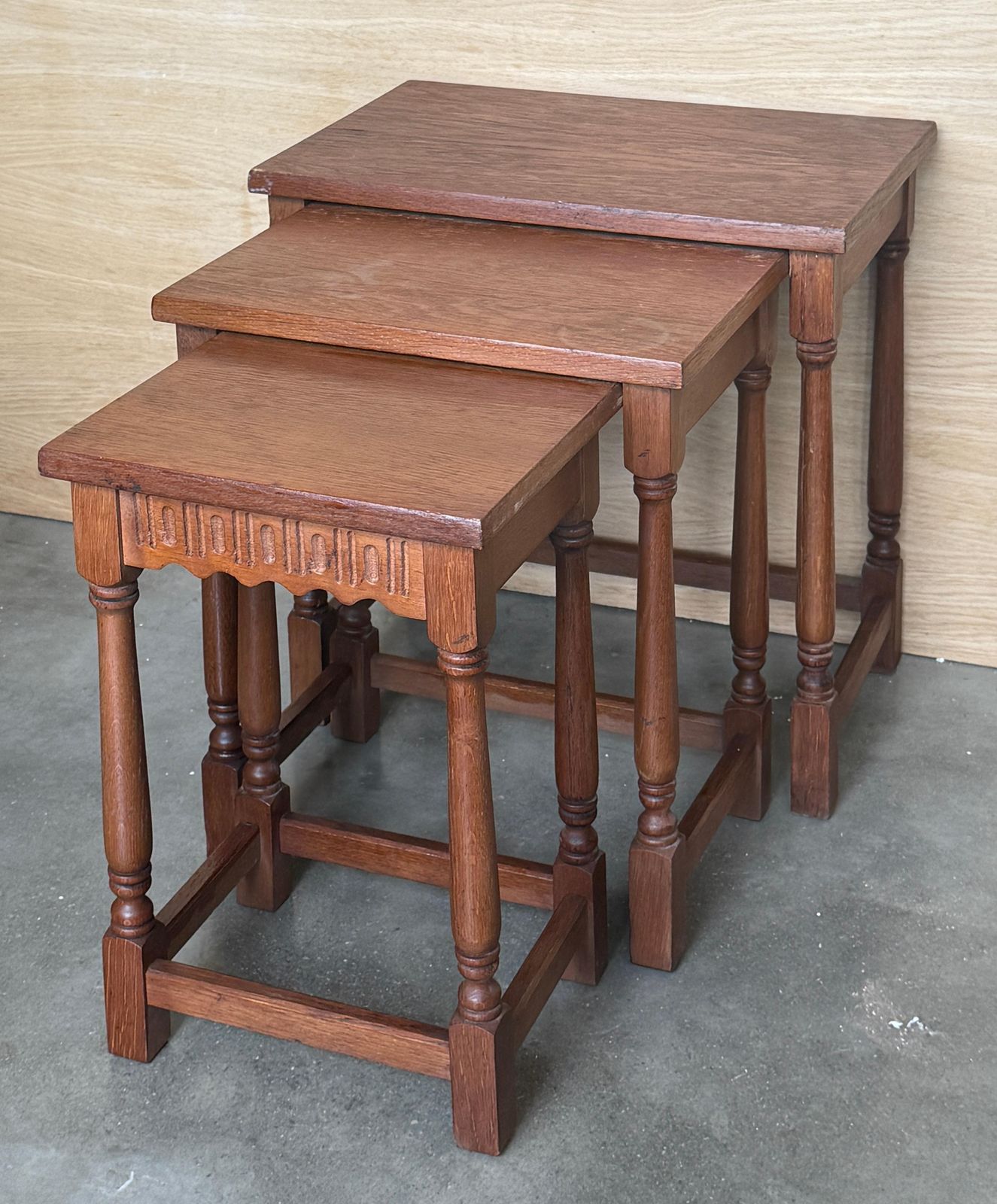 Tables gigognes d'époque en bois massif, pieds tournés et détails artisanaux photo vinterior