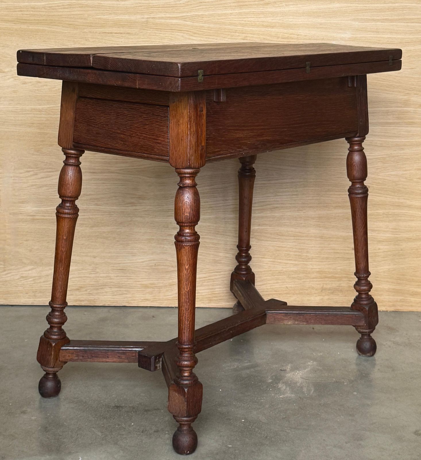 photo furniture Table à abattants d'époque en chêne, deux feuilles rabattables et tiroirs