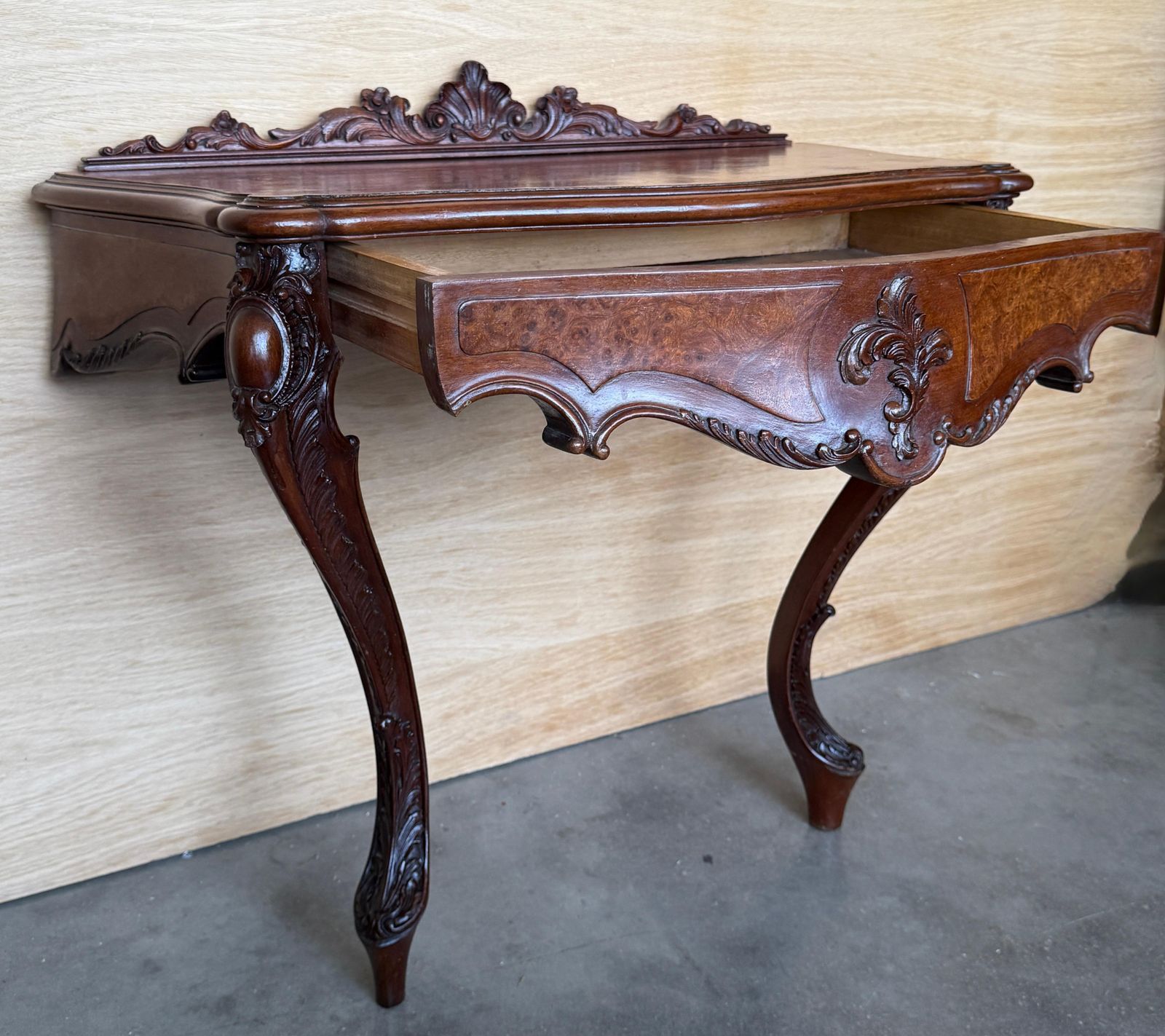 Paire de consoles en bois massif sculpté à la main, pieds en cabriole et tiroir photo vinterior