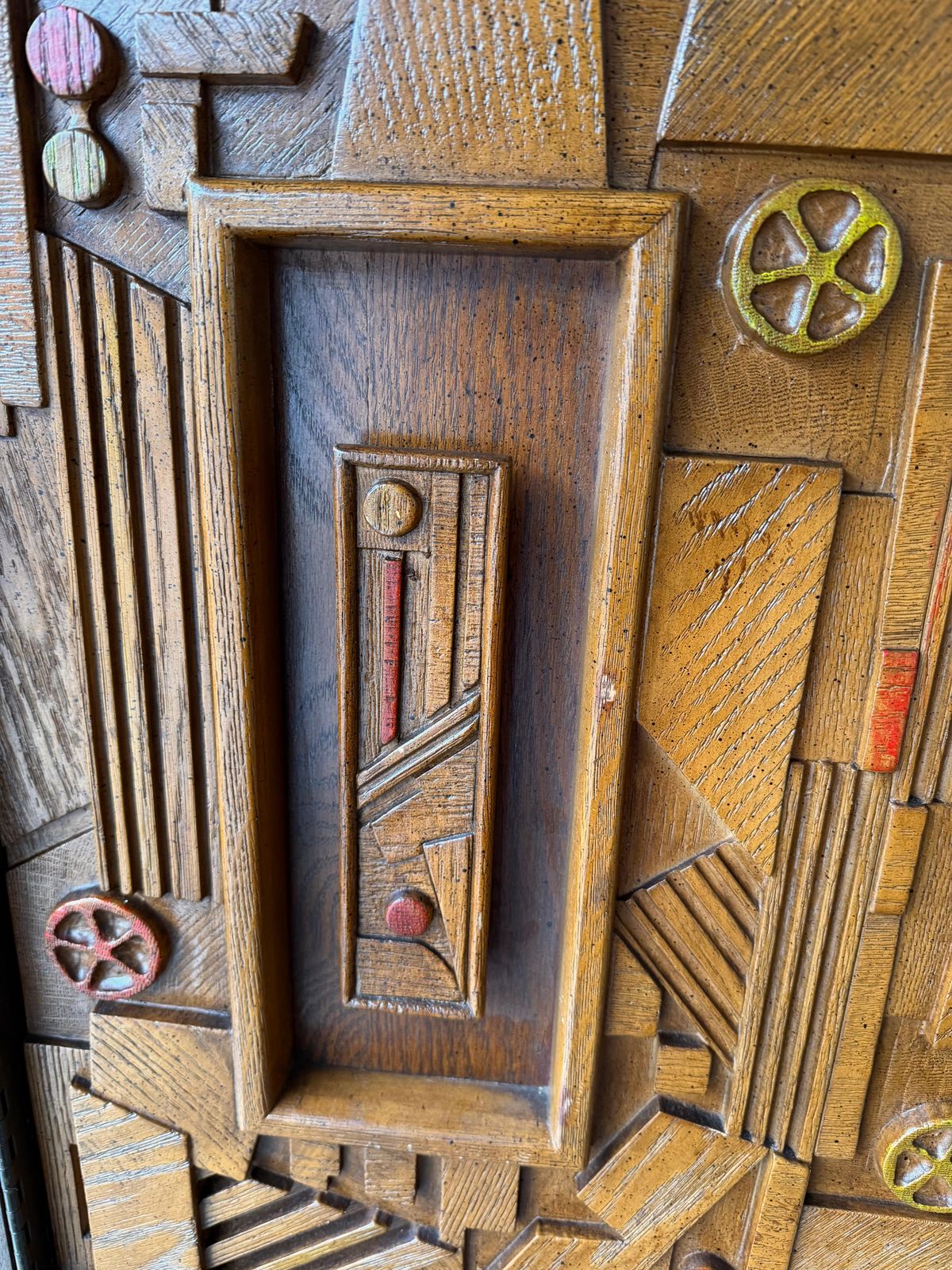 photo vintage Mid Century Modern Brutalist Wood Sculpture Cabinet By Lane. USA, 1970s