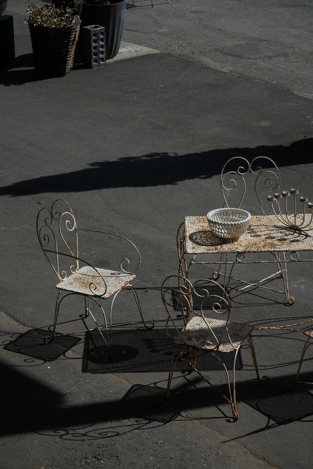 photo vintage French Wrought Iron Garden Set With Table & Five Chairs, Mid 20th Century, 1950s