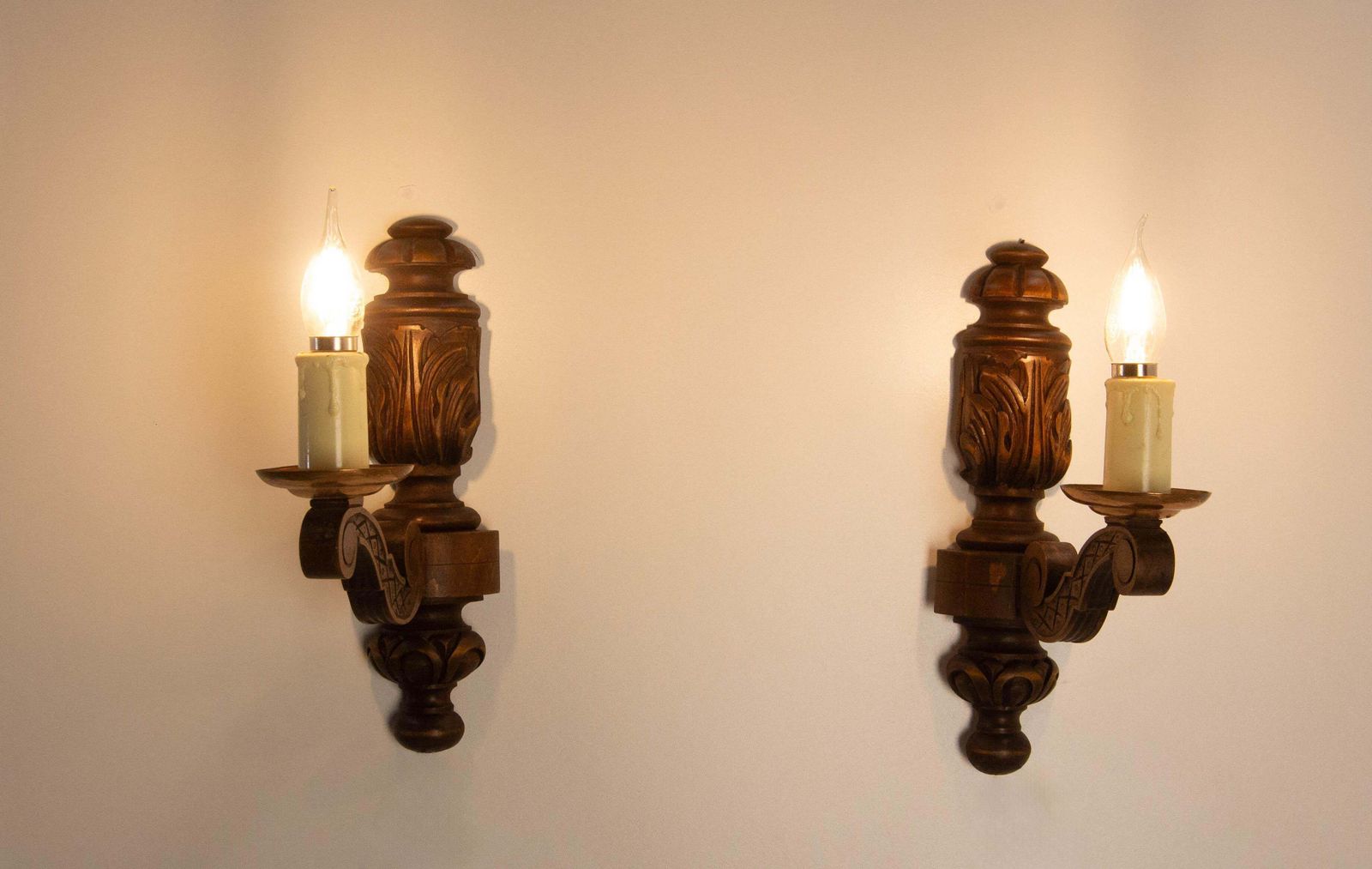 photo furniture Paar beukenhout & koper halve baluster wandlampen, Spaans, ca. 1970