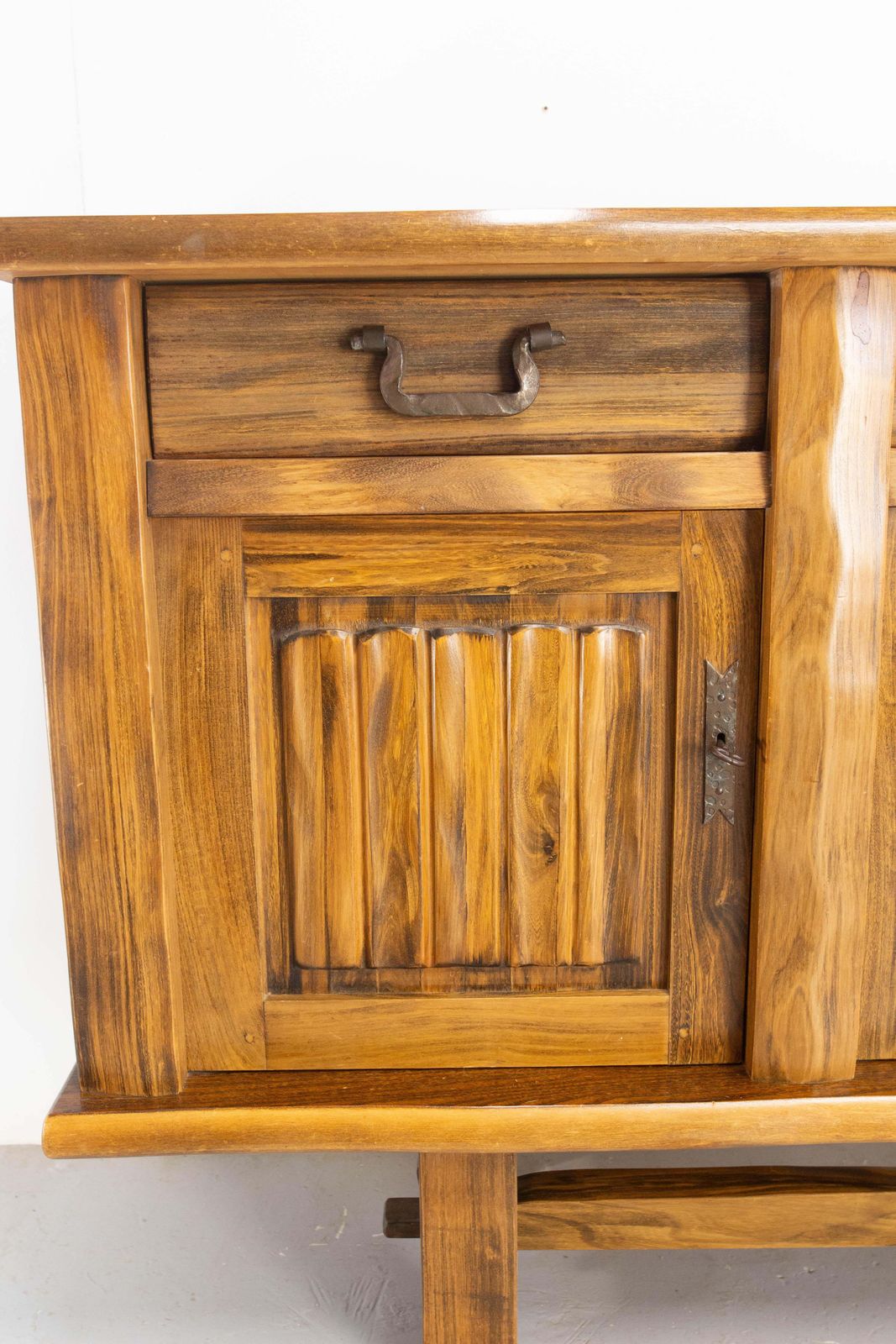 Grote Franse Elm Buffetkast met Vier Deuren – Olavi Hanninen & Aranjou, ca. 1970 photo vinterior