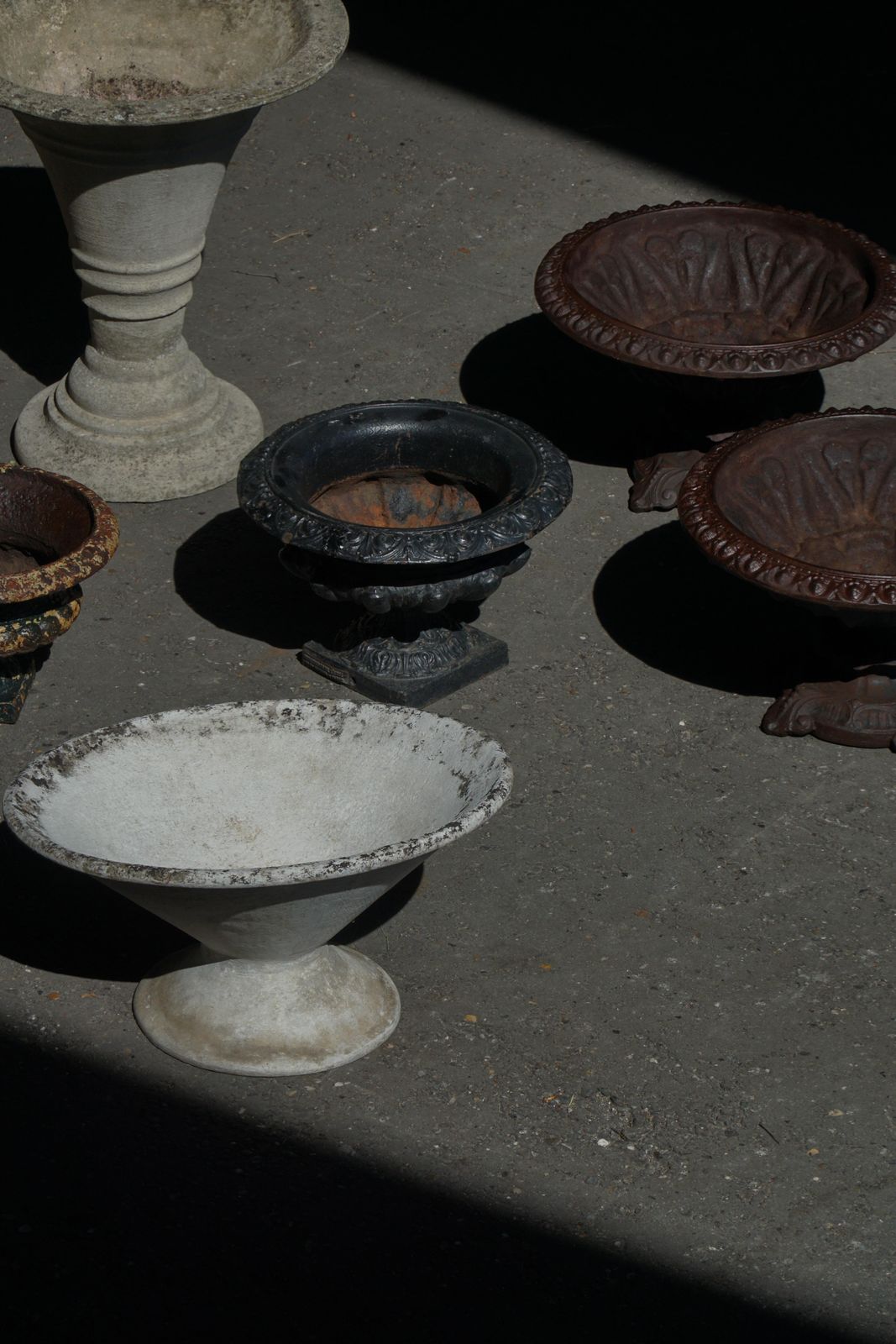 Antique French Cast Iron Garden Urn With Decorative Rim, Early 20th Century photo vinterior