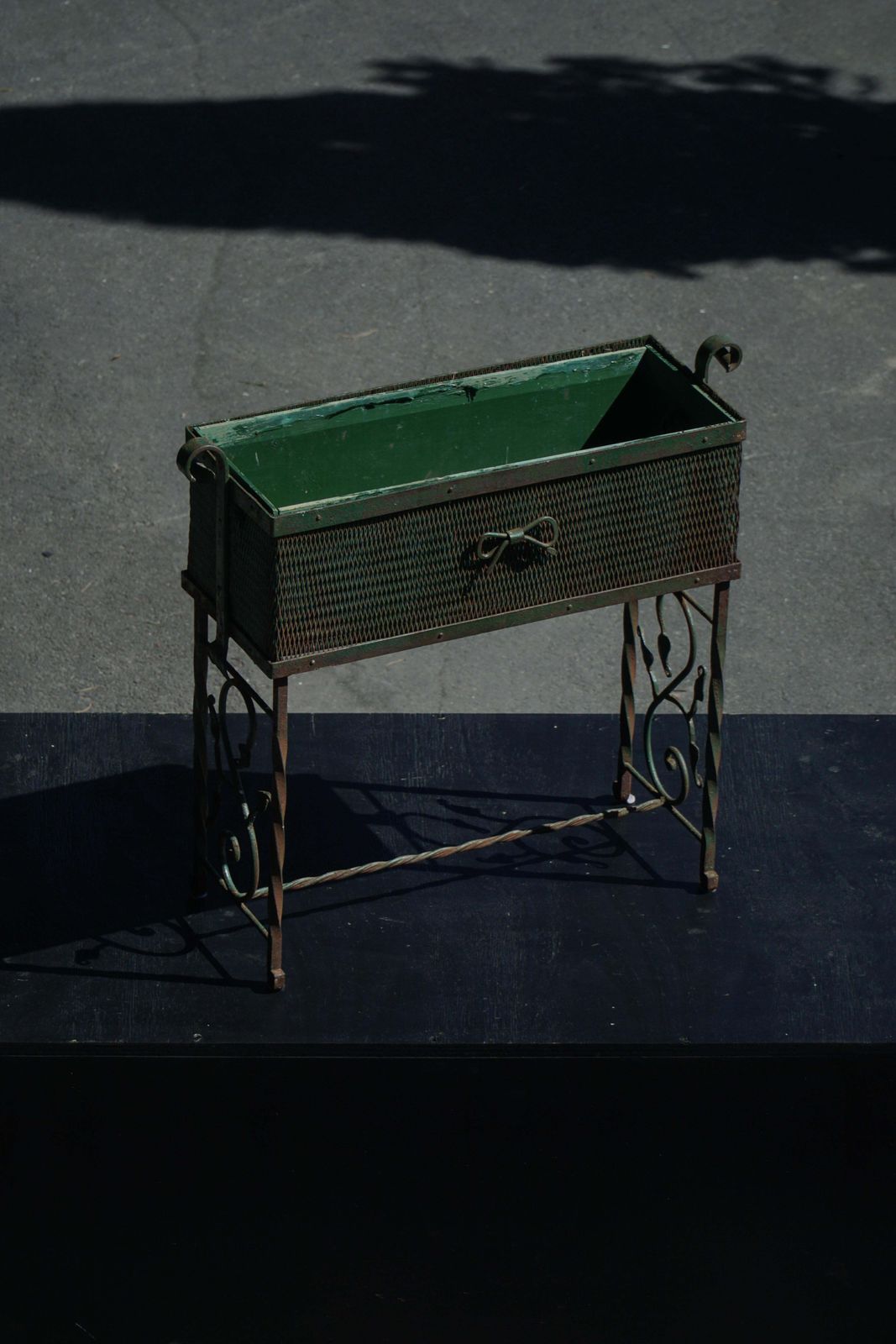 photo vinterior French Art Nouveau, Decorative Vintage Green Metal Garden Planter Box, 1920s
