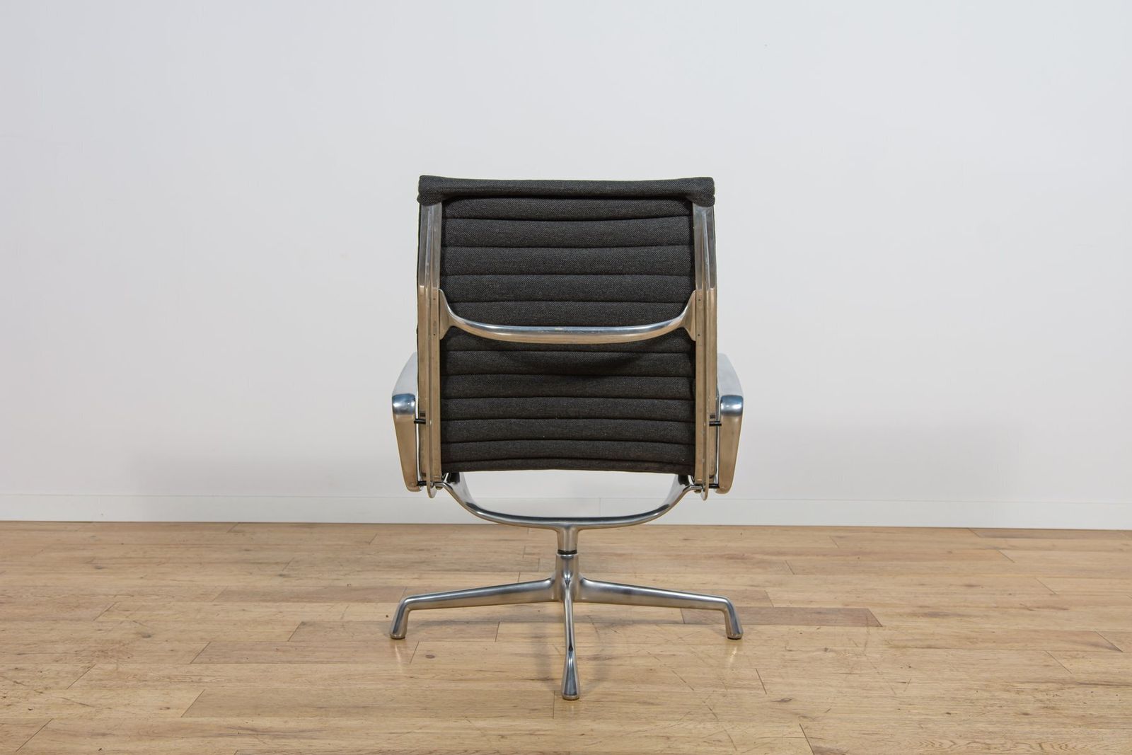 photo furniture Ea124 Lounge Chair By Charles & Ray Eames For Herman Miller, United States, 1980s