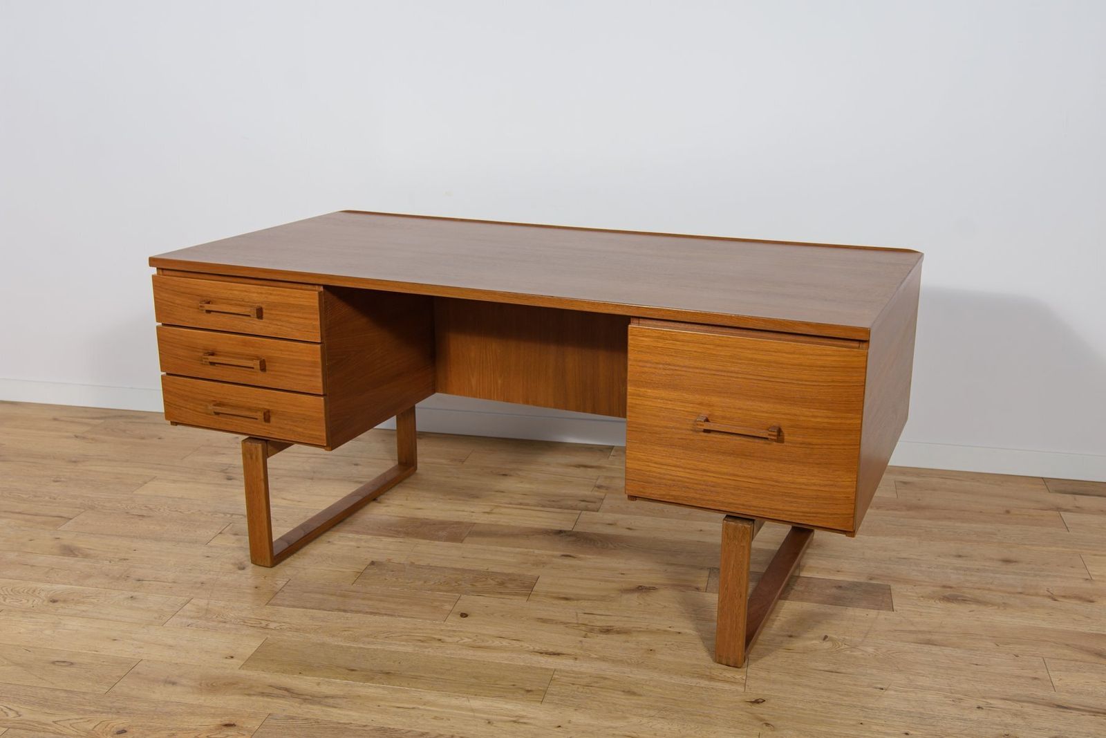 Mid Century Teak Freestanding Desk By Torben Valeur & Henning Jensen For Dyrlund, Denmark, 1960s