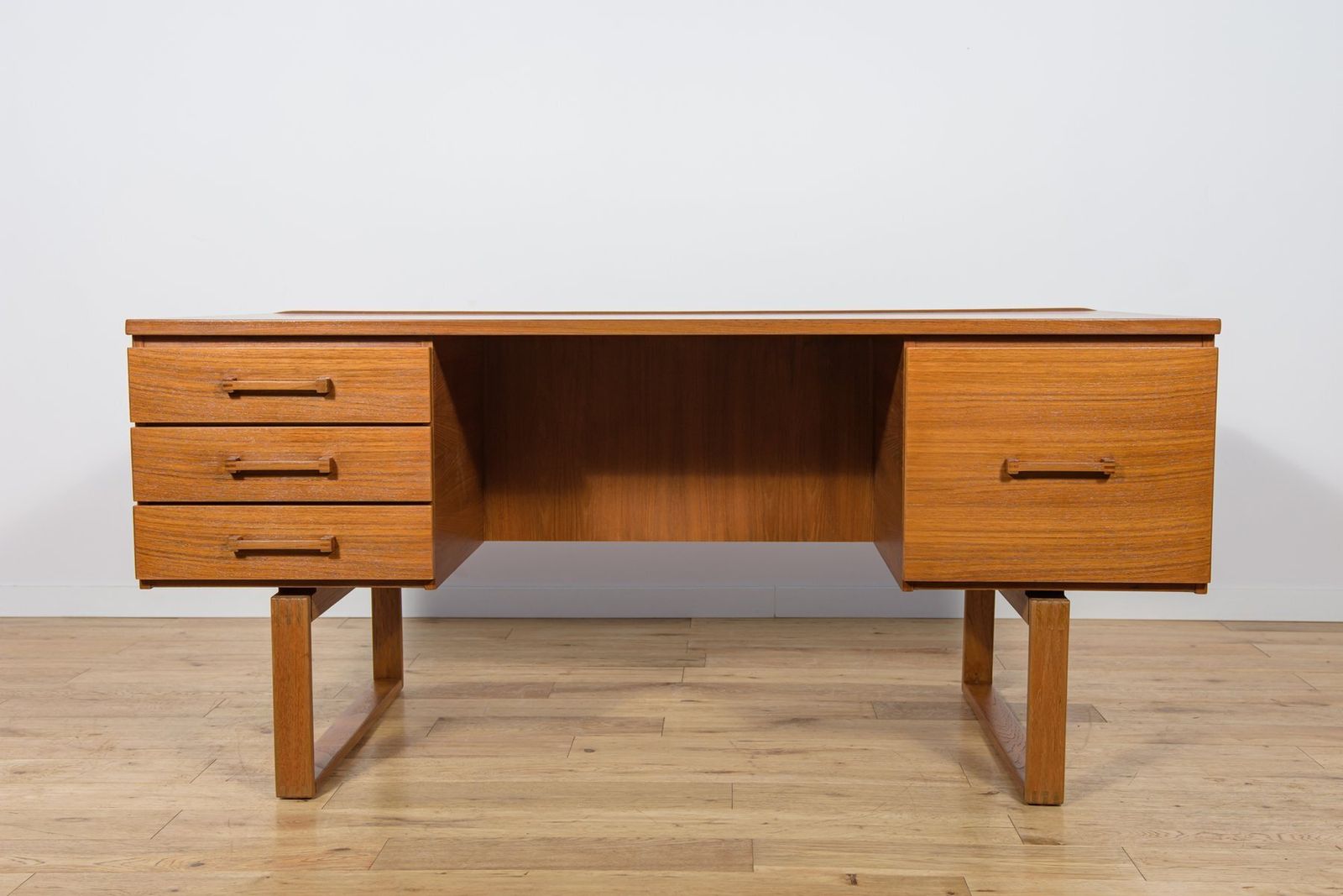 Mid Century Teak Freestanding Desk By Torben Valeur & Henning Jensen For Dyrlund, Denmark, 1960s photo Furniture