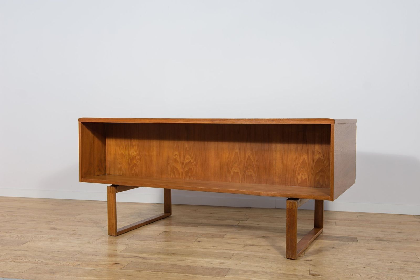 Mid Century Teak Freestanding Desk By Torben Valeur & Henning Jensen For Dyrlund, Denmark, 1960s photo vinterior