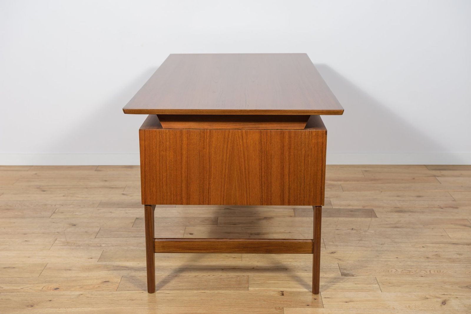 photo furniture Mid Century Freestanding Teak Desk, 1960s