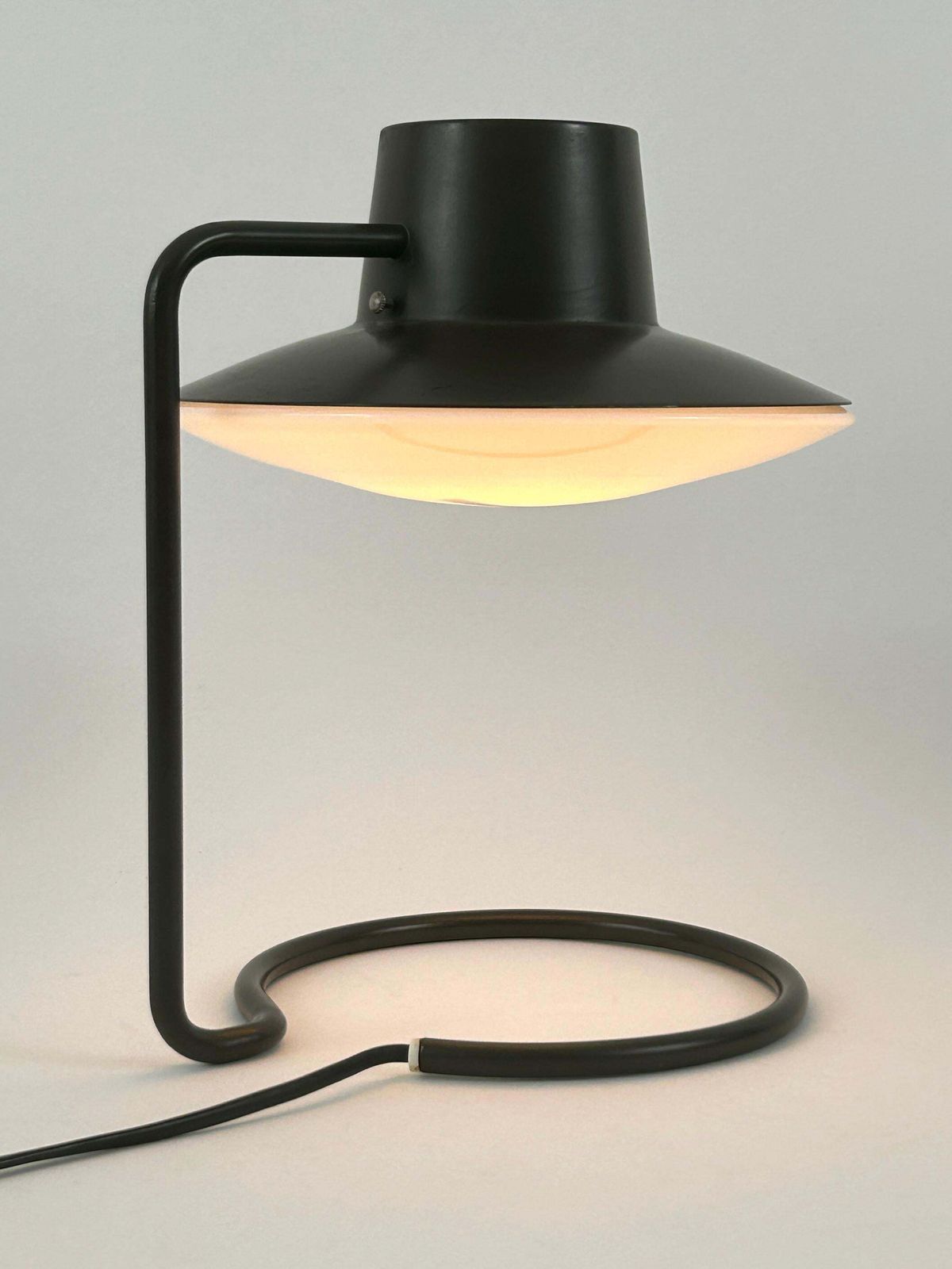 photo buy Early Dark Brown Oxford Table Lamp By Arne Jacobsen For Louis Poulsen 1960s