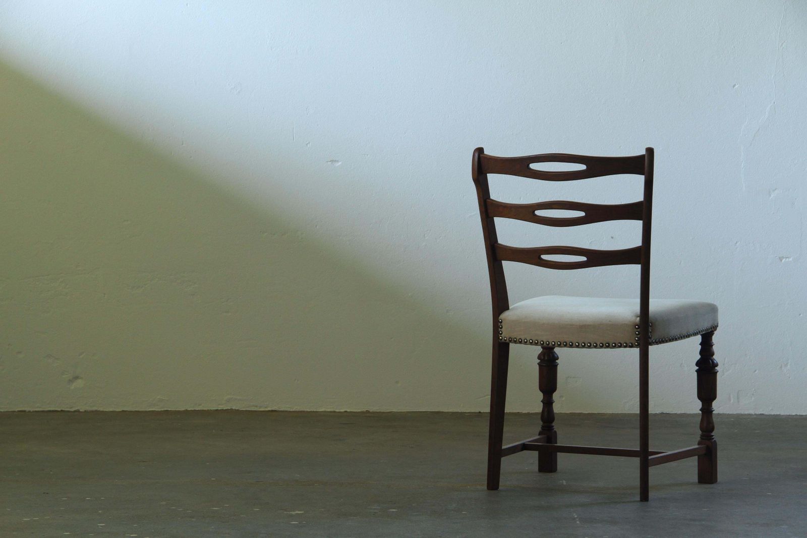 Set Of Six Brutalist Dark Oak Chairs In Light Upholstery, Denmark 1960s photo vintage