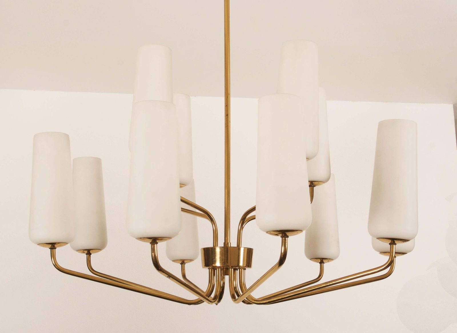 Grote zeldzame mid-century messing en opaalglaze hanglamp van Rupert Nikoll photo Verlichting