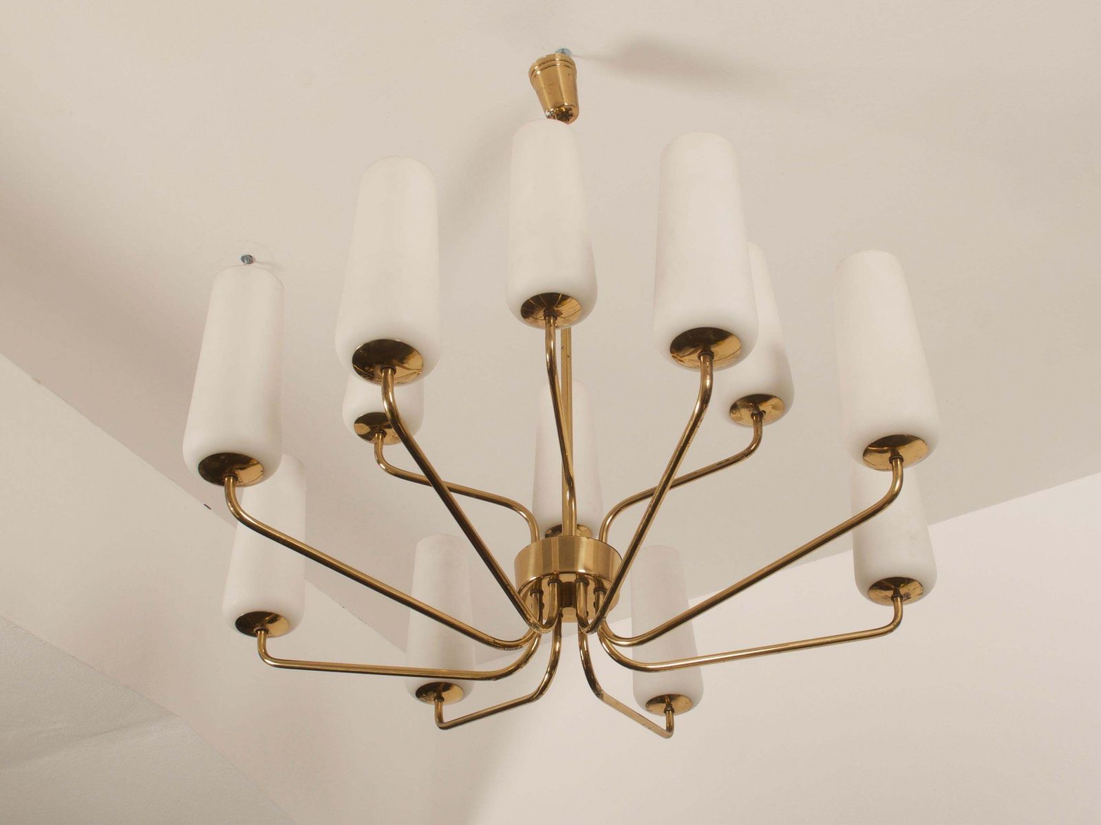 photo vintage Grote zeldzame mid-century messing en opaalglaze hanglamp van Rupert Nikoll