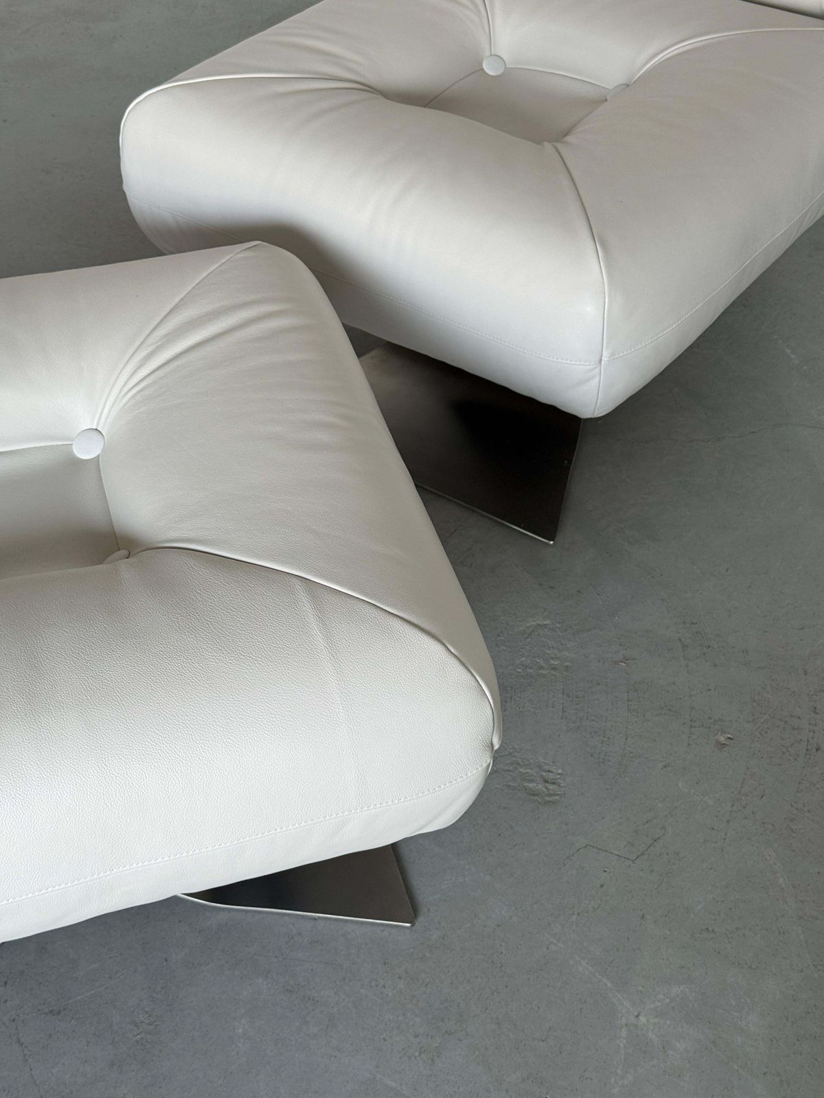 photo vinterior Oscar Niemeyer ‘Alta’ Lounge Chair & Ottoman