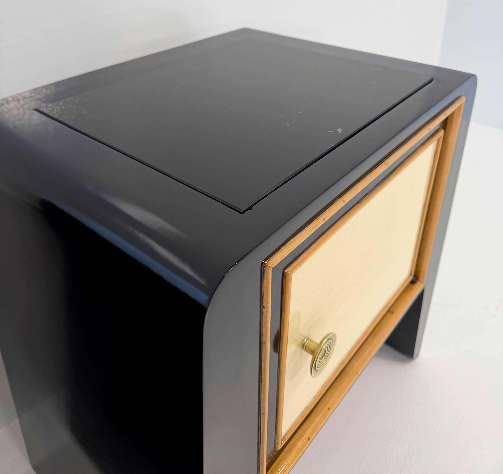 photo vinterior Italian Art Deco Set Of Dresser And Nightstands By Paolo Buffa, 1940s