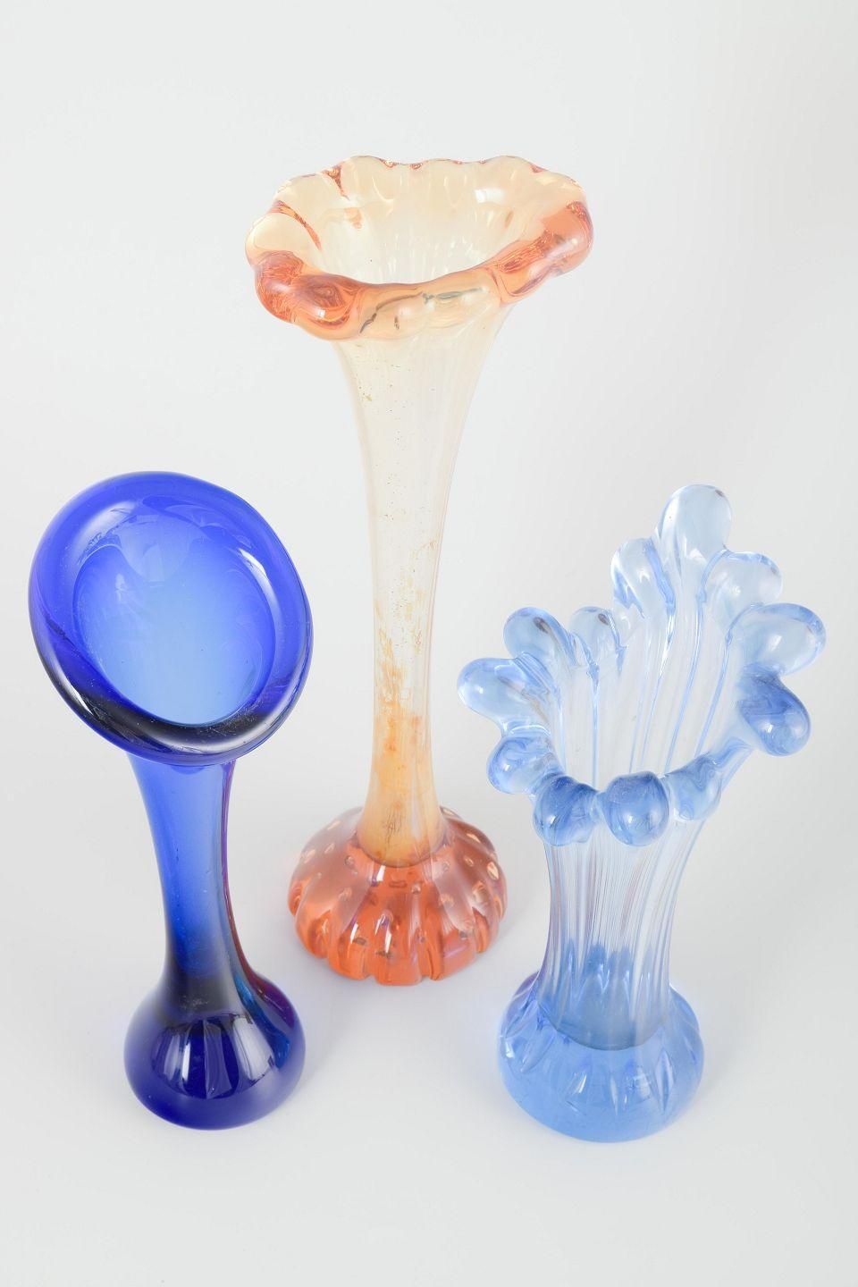 Verre de studio suédois. Ensemble de trois vases en tons bleus et roses, années 1970. photo furniture