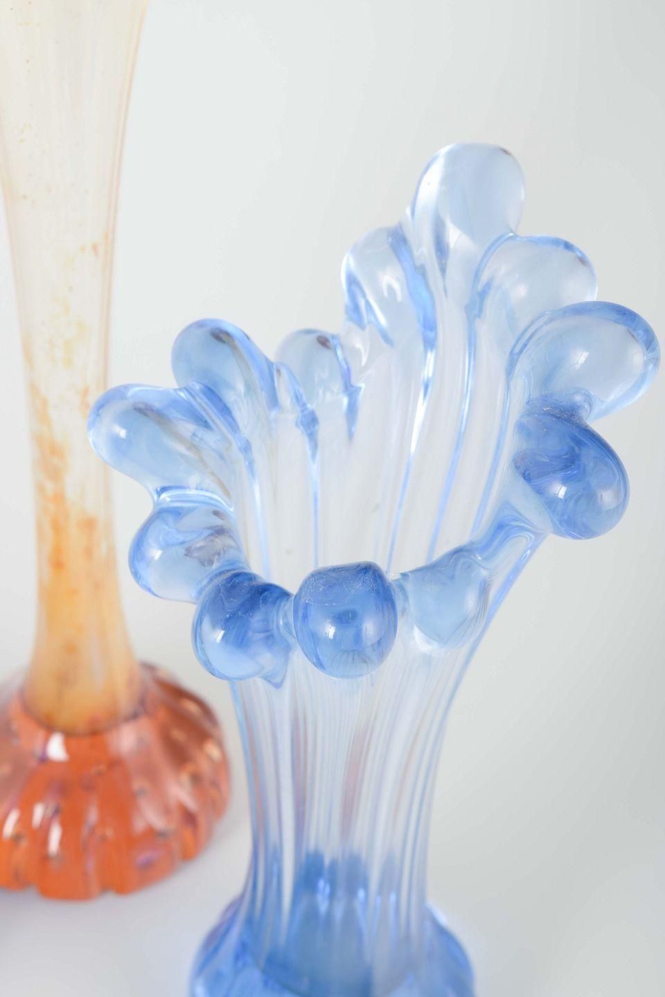 Verre de studio suédois. Ensemble de trois vases en tons bleus et roses, années 1970. photo for sale