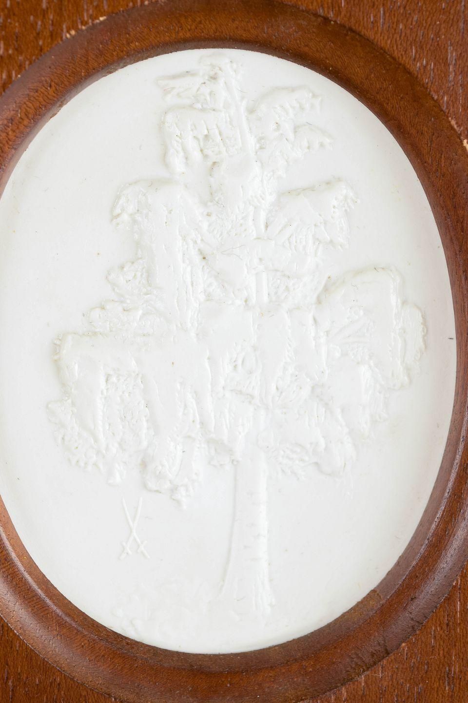 Meissen. Reliëfplaquette in wit biscuitporselein met een boomornament. Ca. jaren 1970 photo furniture