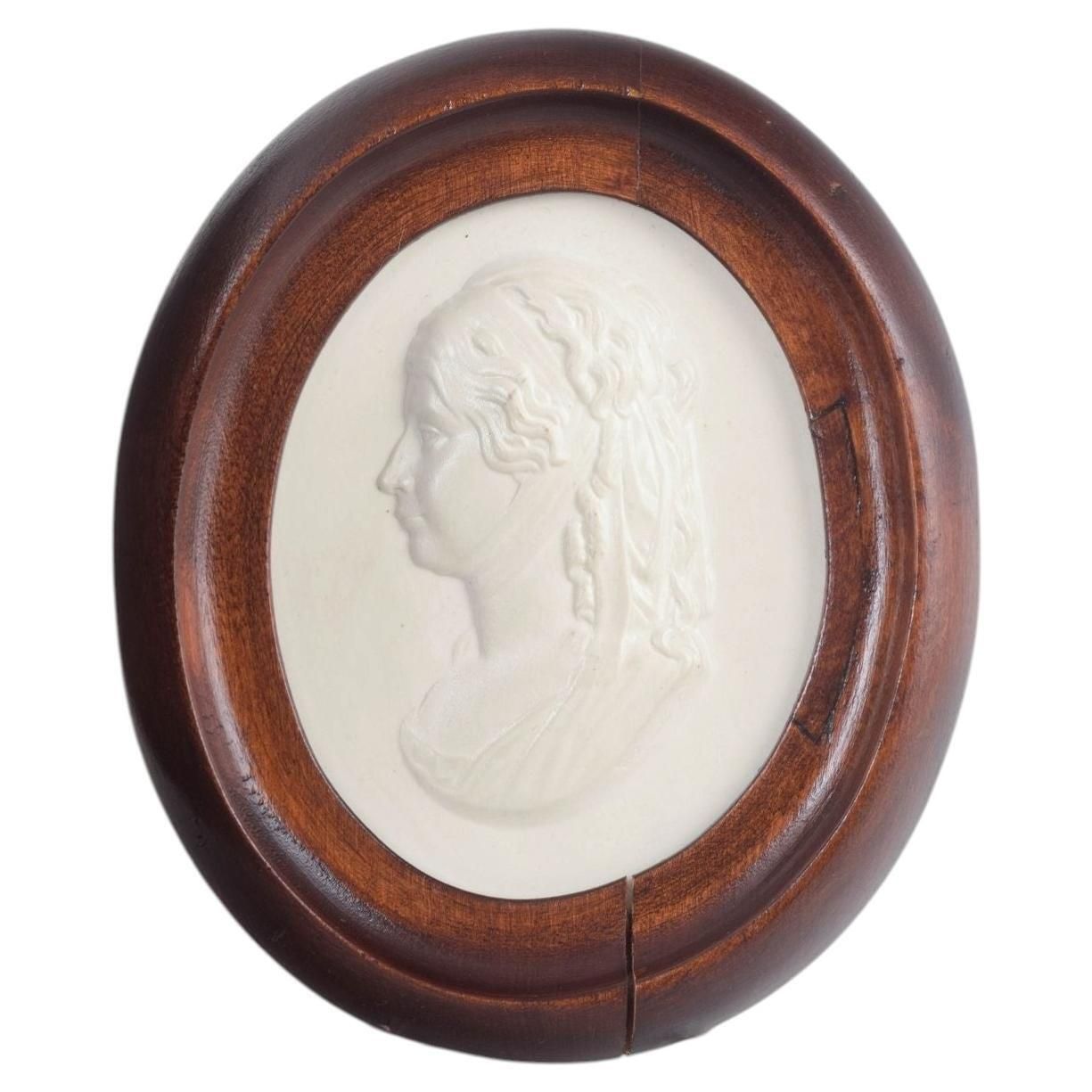 Meissen. Plaque ovale en relief, biscuit de porcelaine, portrait féminin de profil.