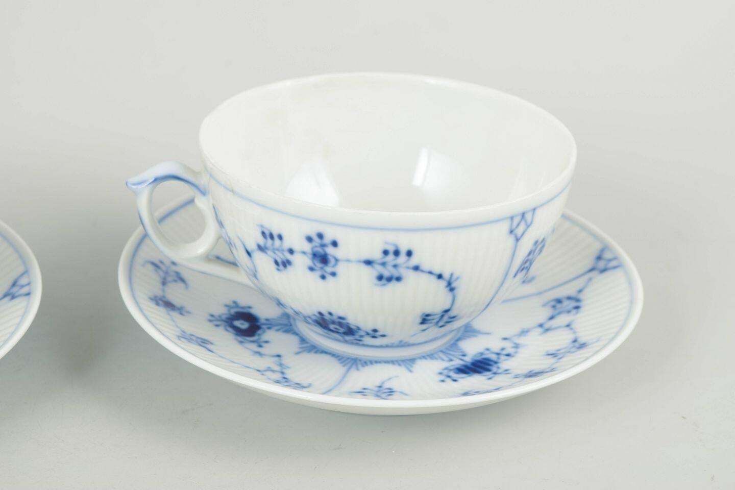 Royal Copenhagen, Blue Fluted Plain. Deux tasses à thé avec soucoupes en porcelaine. photo for sale
