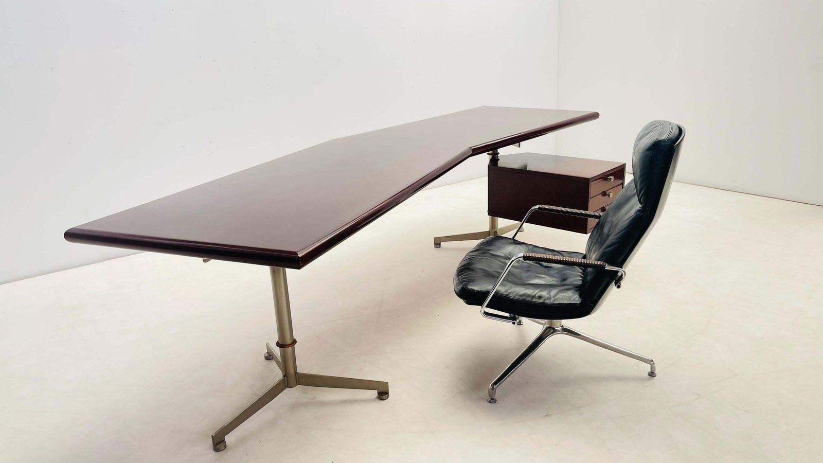 Rare Version Of The 'T96' Boomerang Desk By Osvaldo Borsani photo furniture