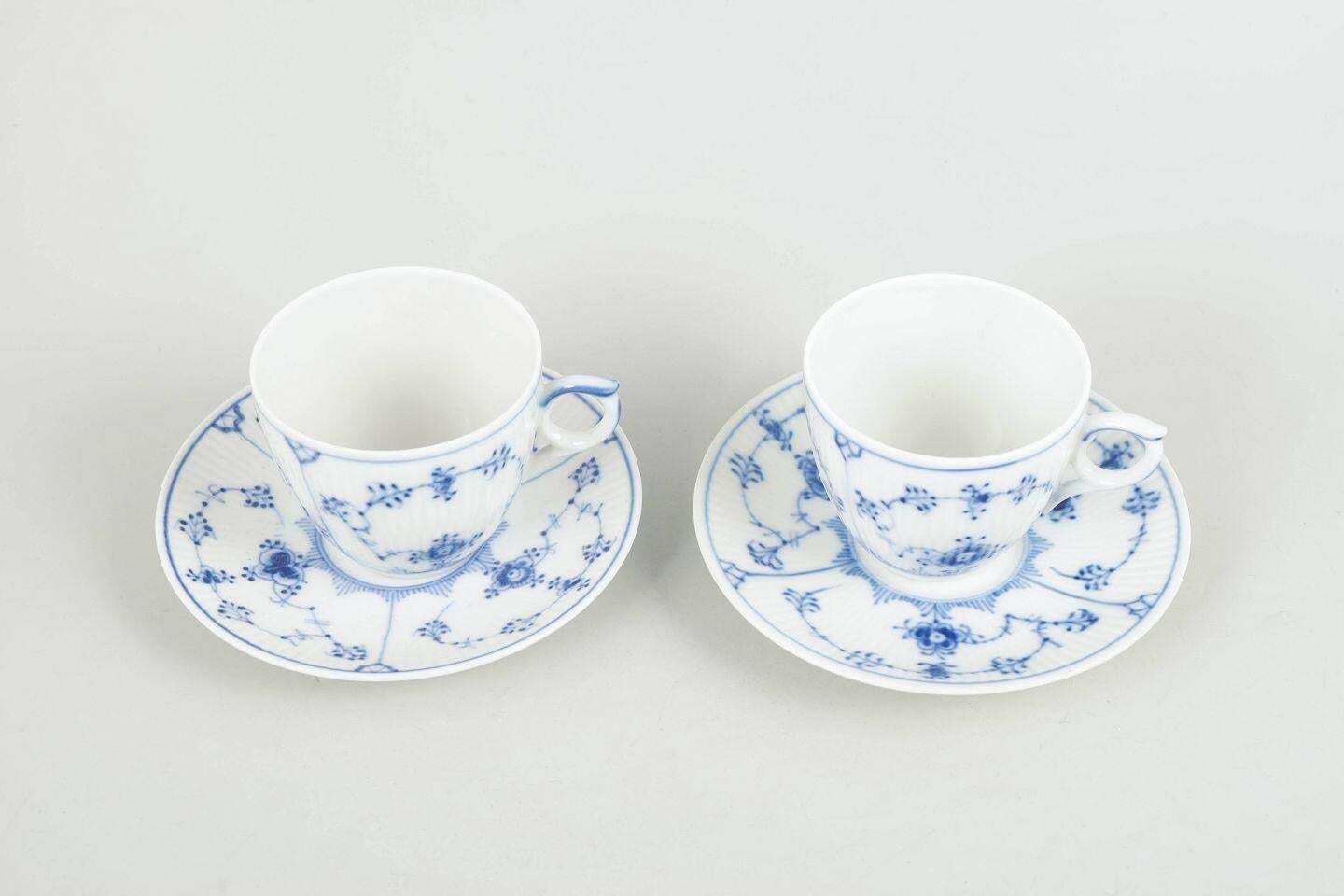 Royal Copenhagen, Blue Fluted Plain. Deux tasses à café avec soucoupes en porcelaine. photo furniture