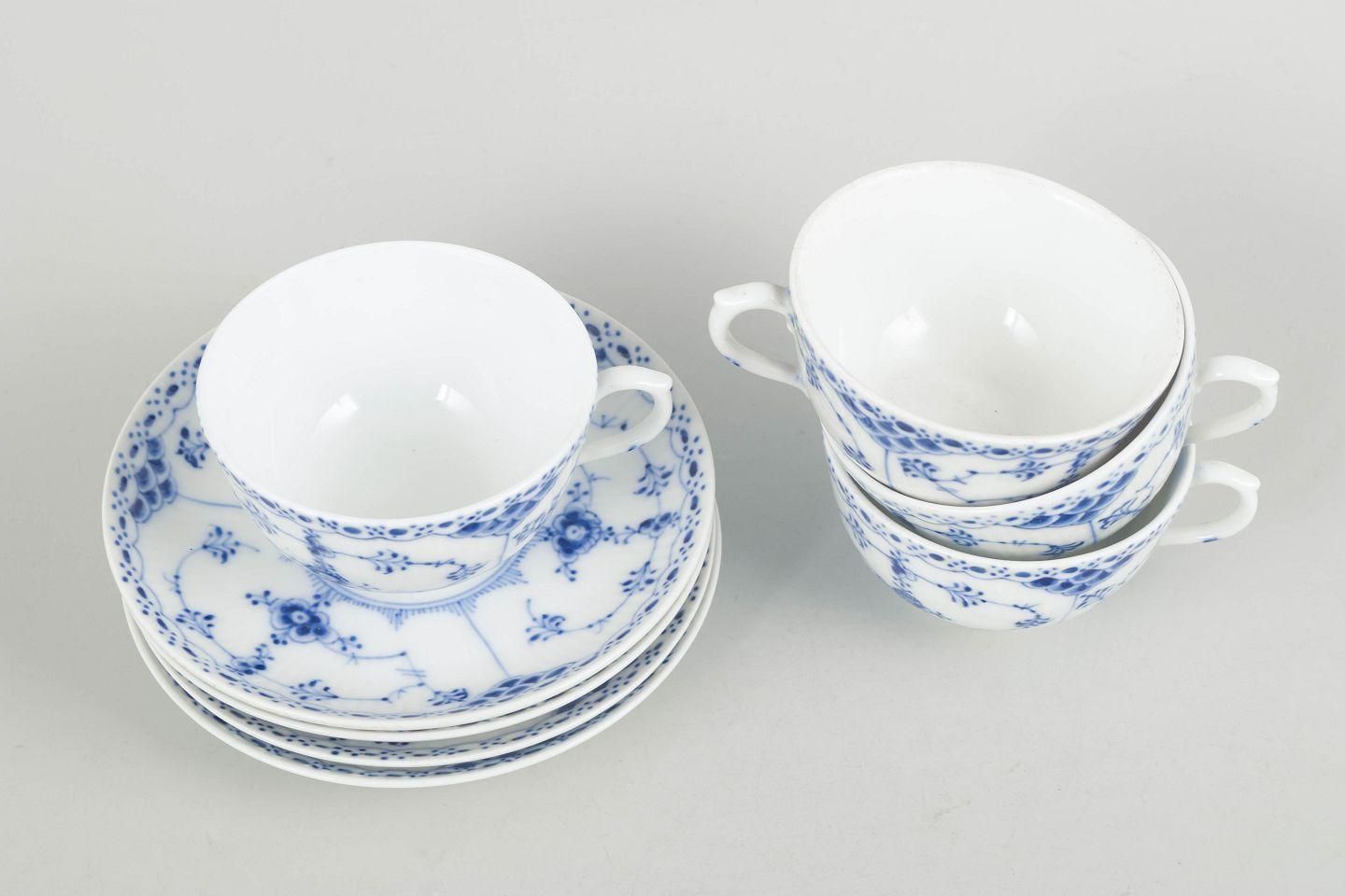 Royal Copenhagen, Blue Fluted Half Lace. Service de quatre tasses à café avec soucoupes. photo furniture
