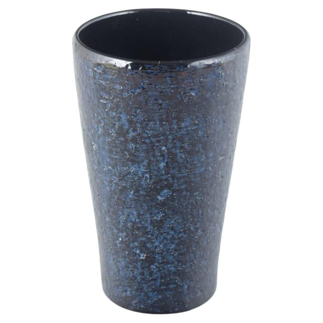 Ingrid Atterberg, Upsala Ekeby. Cilindrische stoneware vaas met donkerblauwe glazuur.