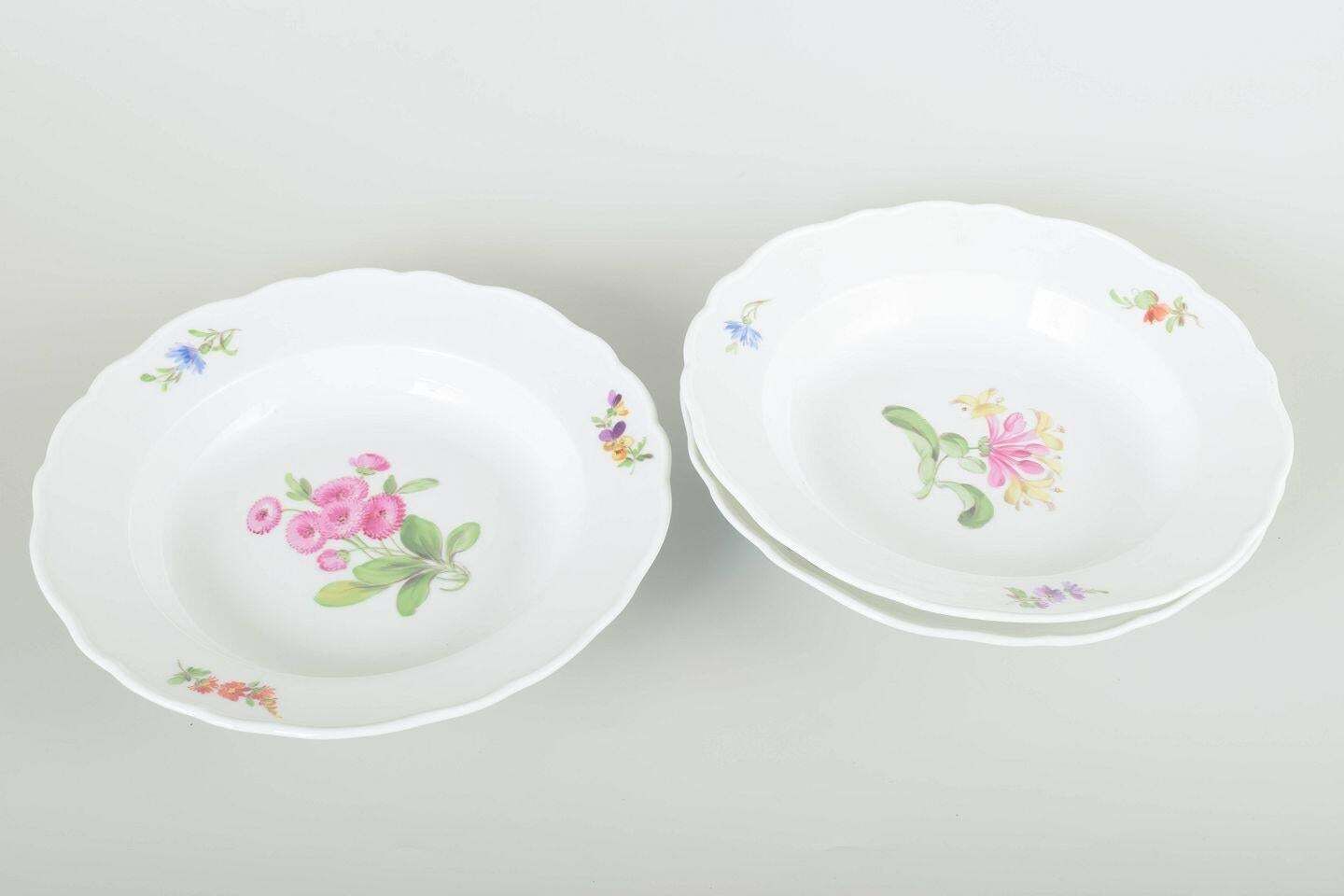 Meissen, Allemagne. Trois assiettes creuses en porcelaine à décor floral. Vers les années 1930 photo furniture