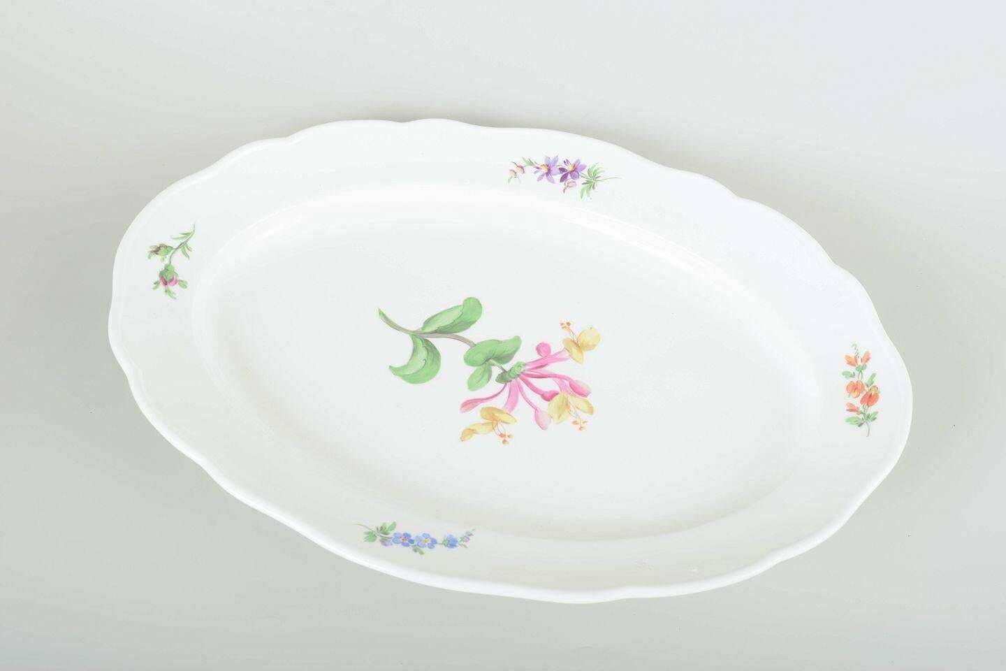 Meissen, Duitsland. Porseleinen serveerschaal met bloemdecoratie. Ca. jaren 1930 photo for sale