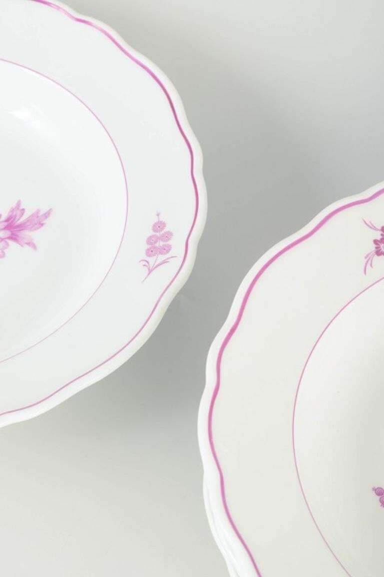 Meissen, Duitsland. Vier Diepe Porseleinen Borden Met Bloemenmotieven In Paars/Roze photo for sale
