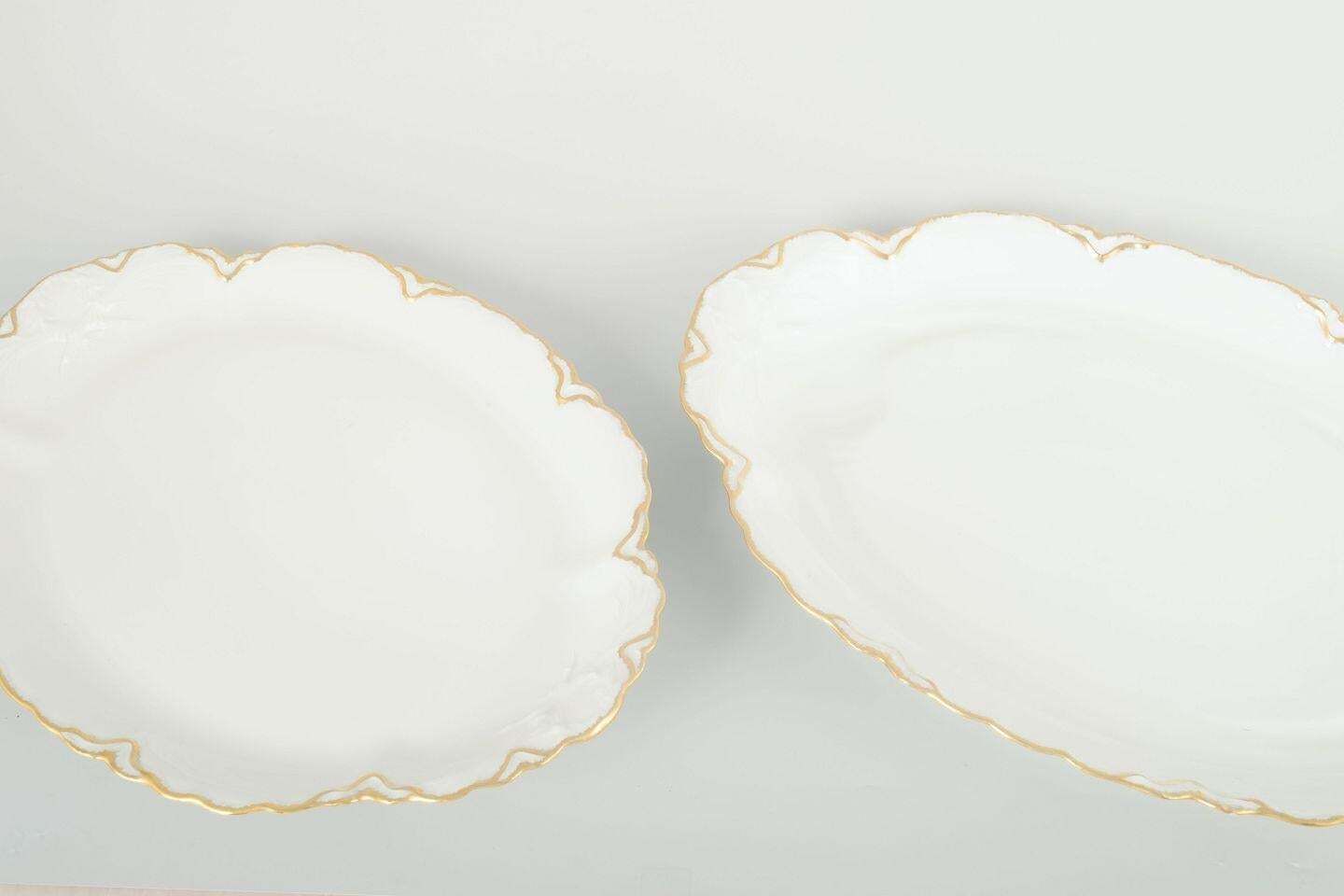 Haviland, France. Paar ovale porseleinen schalen in crèmetint met vergulde randen. photo furniture