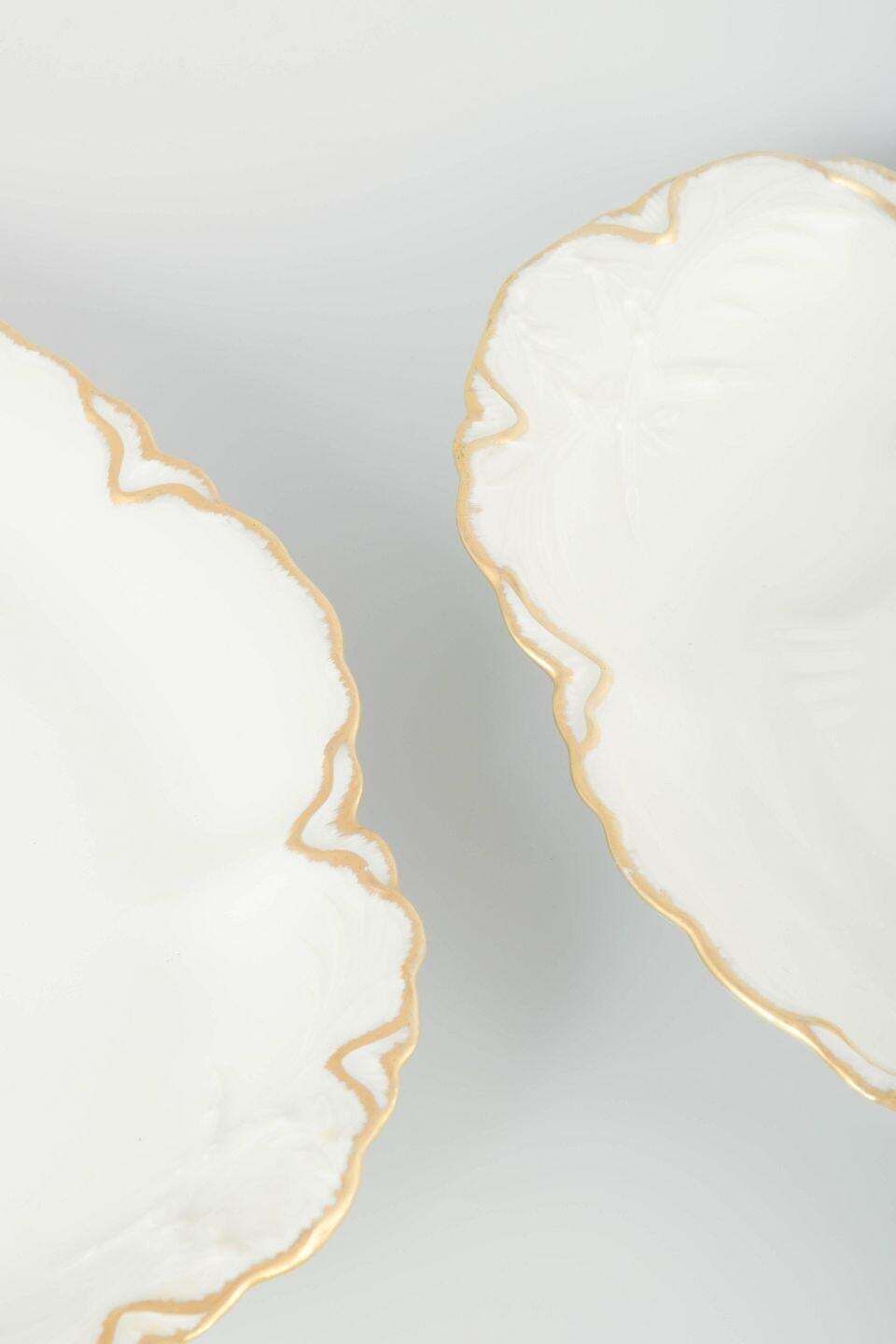 Haviland, France. Paire de plats ovales en porcelaine, ton crème, bords dorés. photo for sale