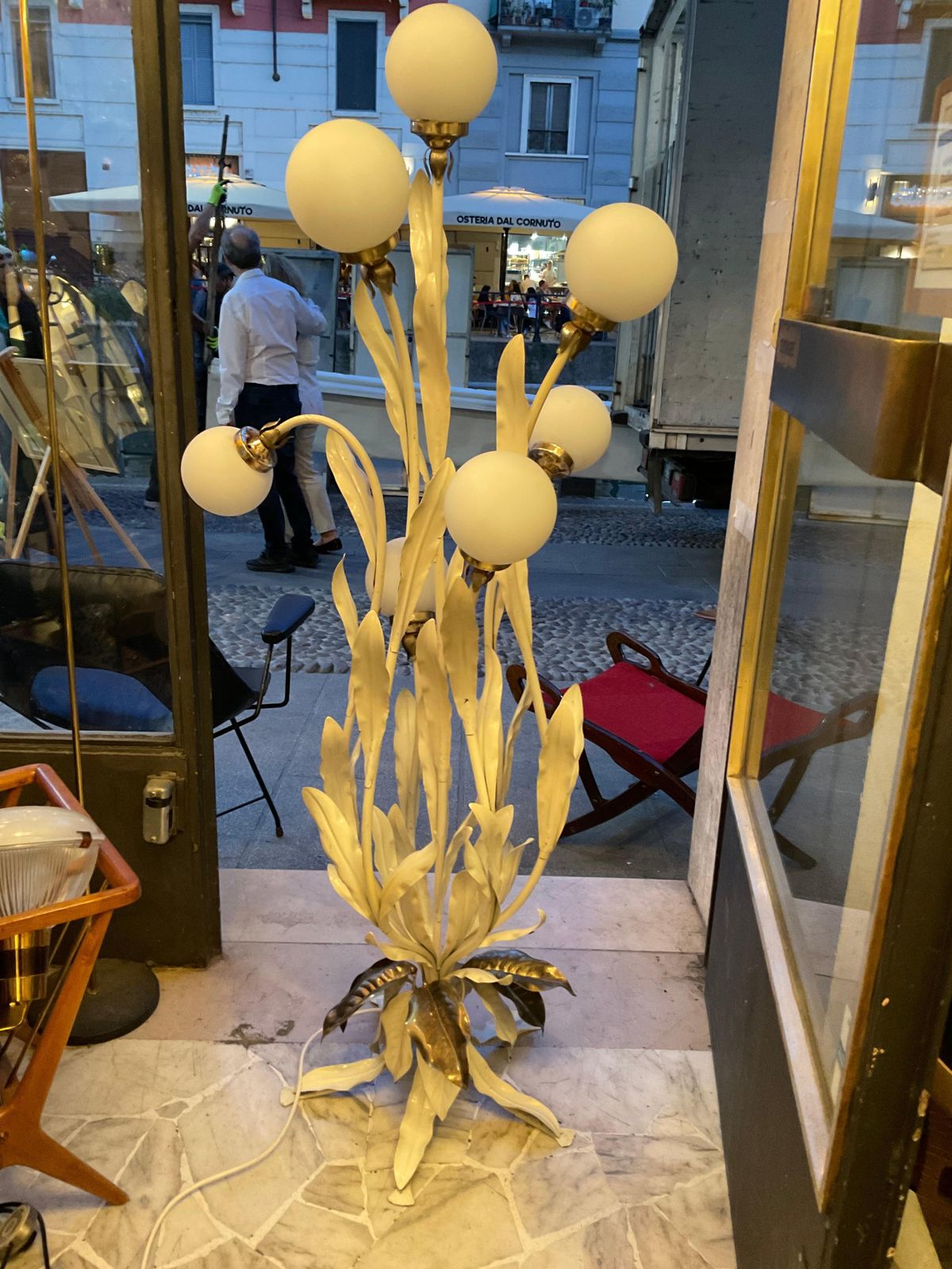 Floor Lamp   White Lacquered Metal é White Glass Spheres .Italia 1970 photo vinterior