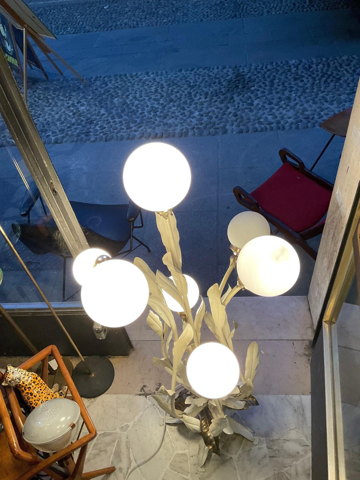 Floor Lamp   White Lacquered Metal é White Glass Spheres .Italia 1970 photo vintage