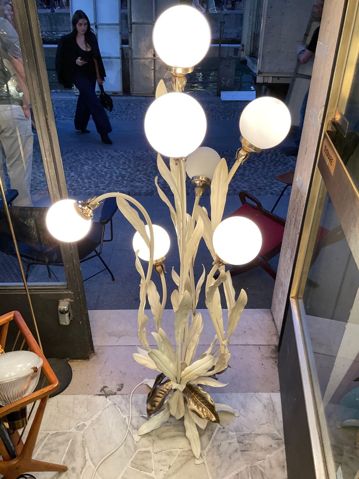 photo buy Floor Lamp   White Lacquered Metal é White Glass Spheres .Italia 1970