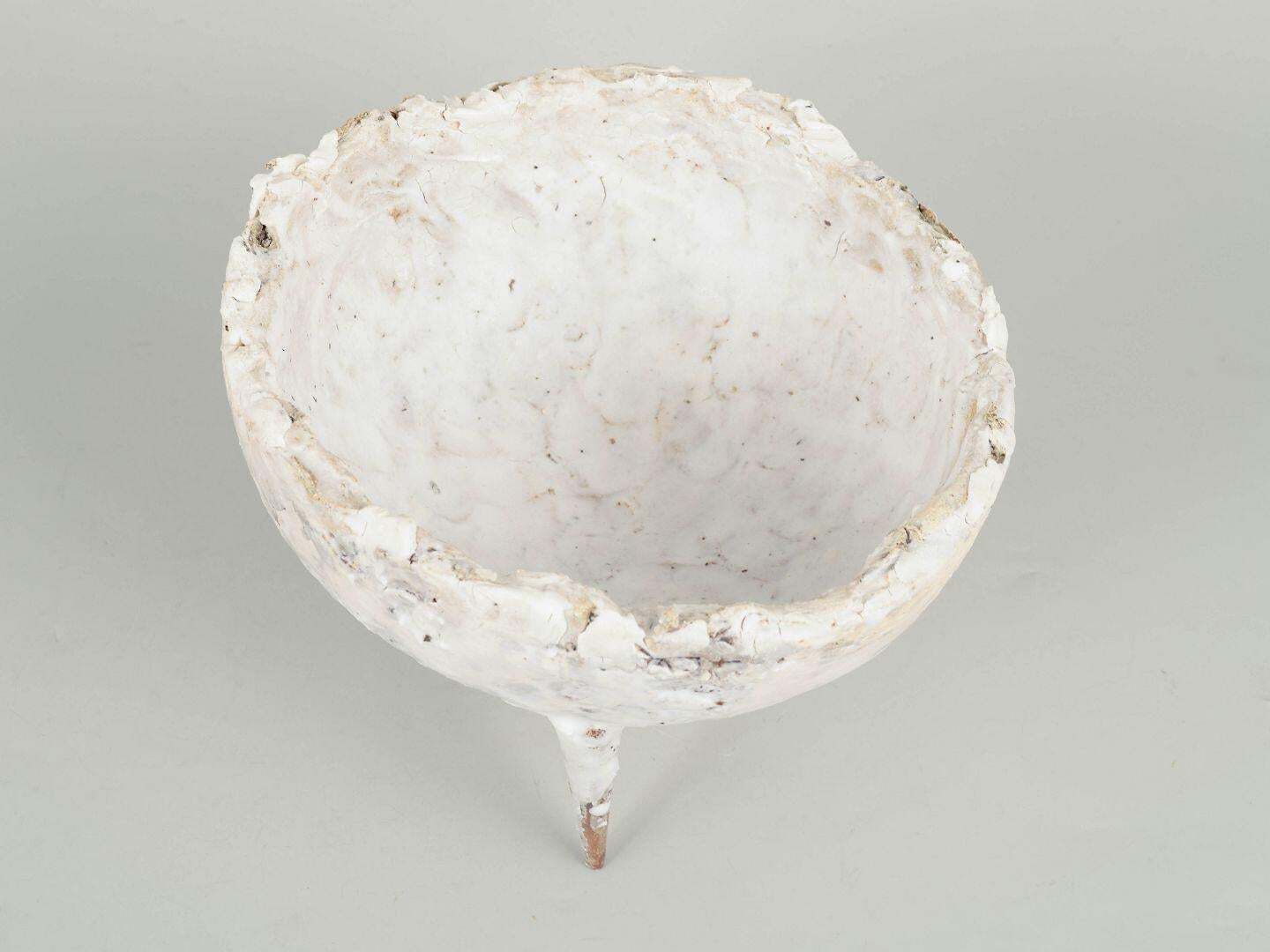 Christina Muff, Deens keramist. Stoneware schaal op drie puntige poten. photo furniture